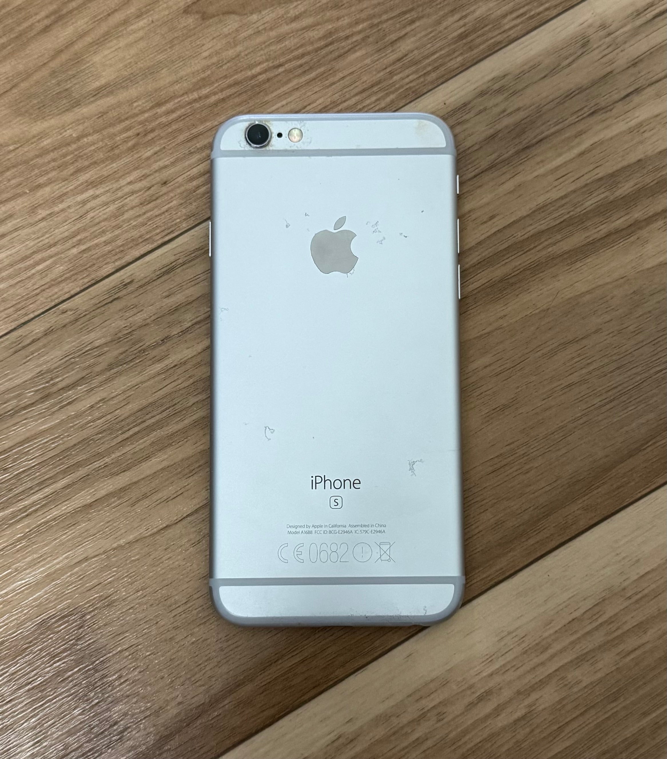 Apple iPhone 6s – 64GB, Silber, Modell A1688, Zustand: Stark gebraucht