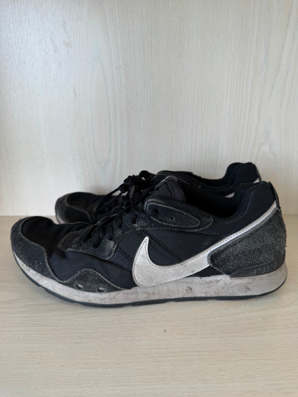 Nike Venture Runner – Schwarz/Weiß, Größe EU 45, Gebraucht