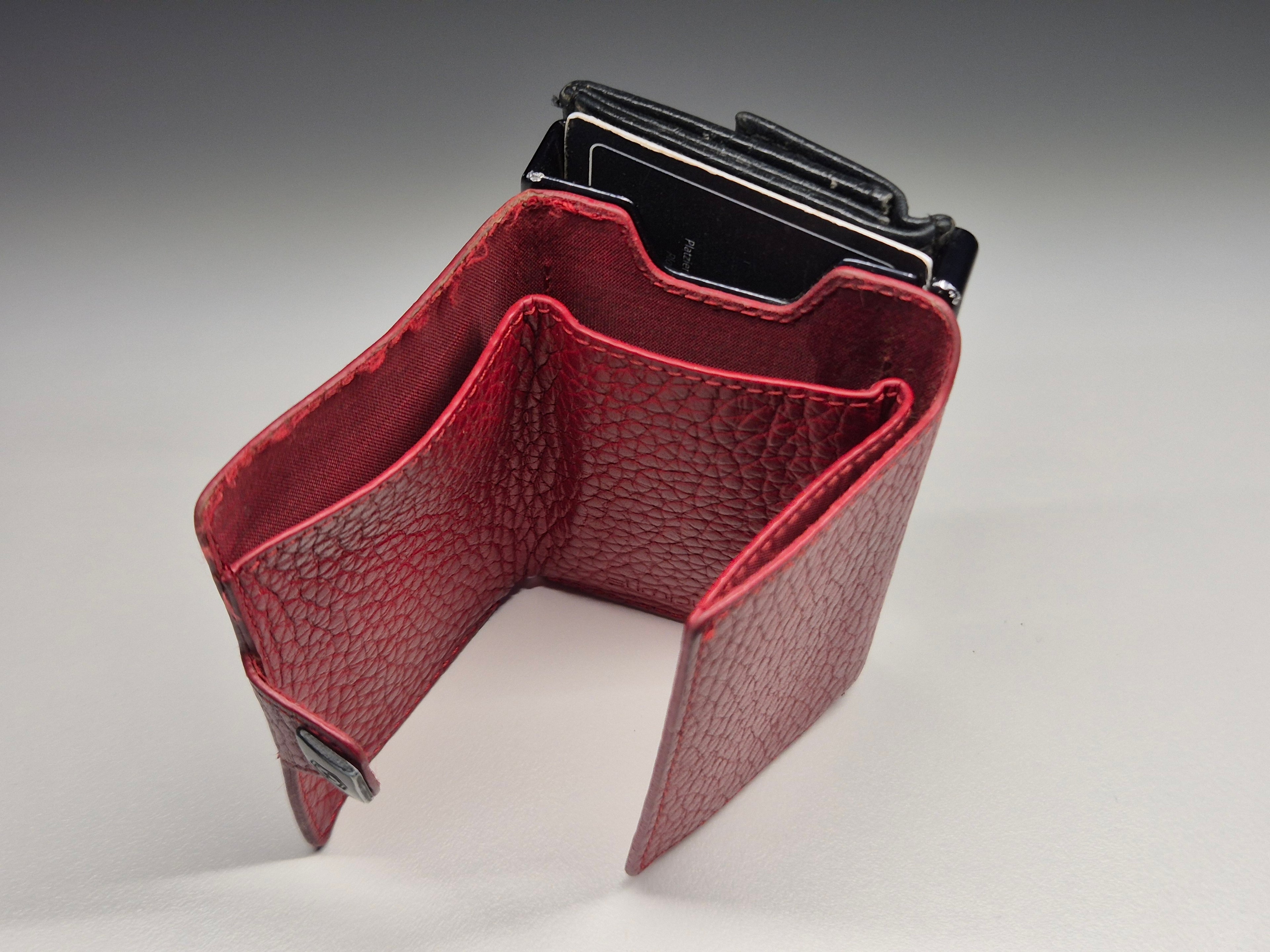 ZNAP Slim Wallet – Black/Red, Standard Trifold Leather, Normal Use