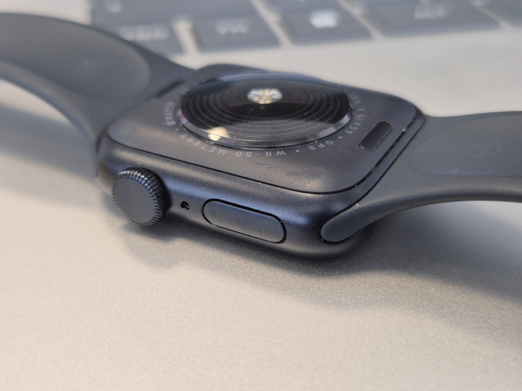 Apple Watch SE 2023, 40mm, WiFi, Kratzer, Akku 100%, Aluminium, Silikonarmband