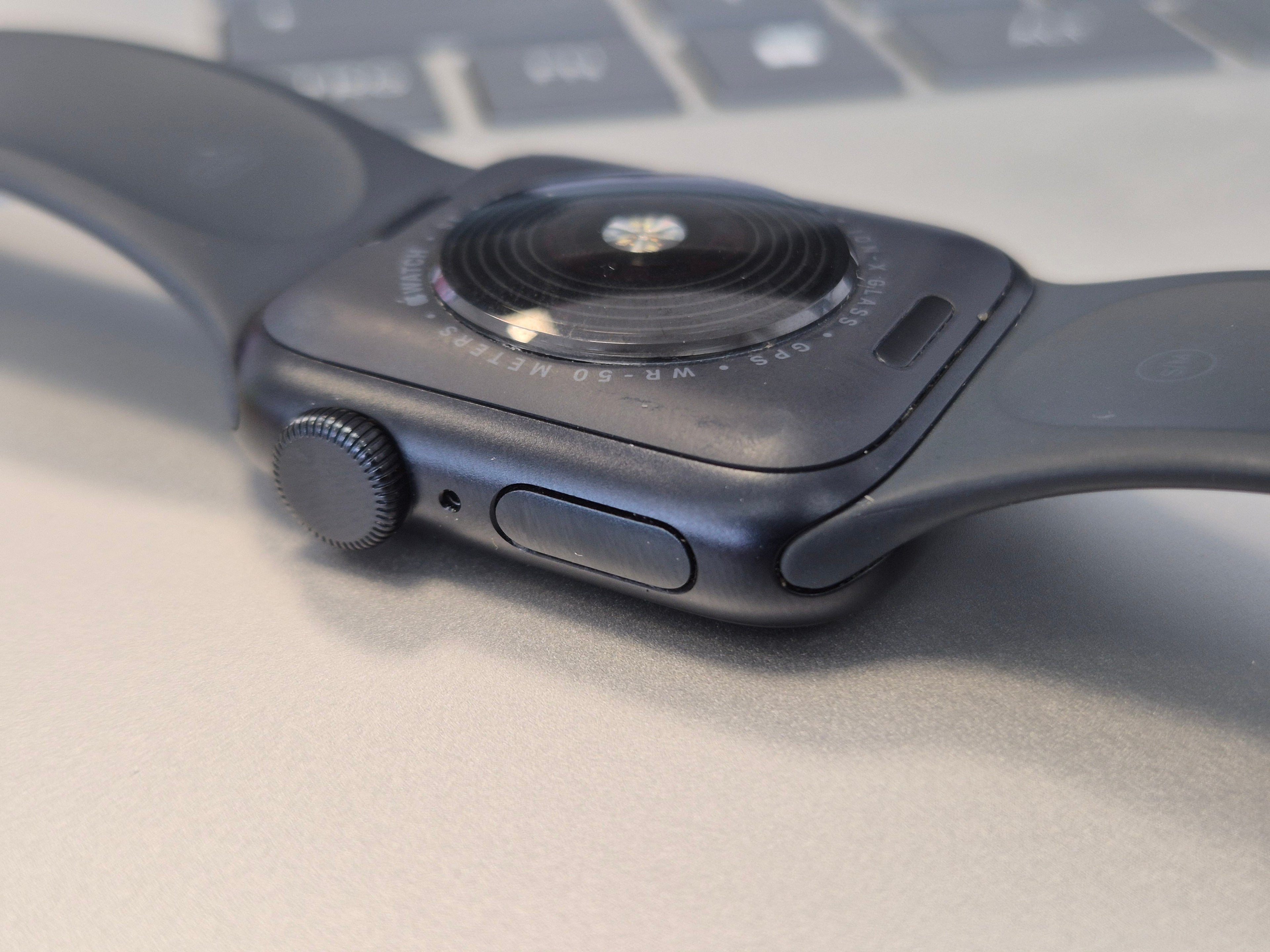 Apple Watch SE 2023, 40mm, WiFi, Kratzer, Akku 100%, Aluminium, Silikonarmband