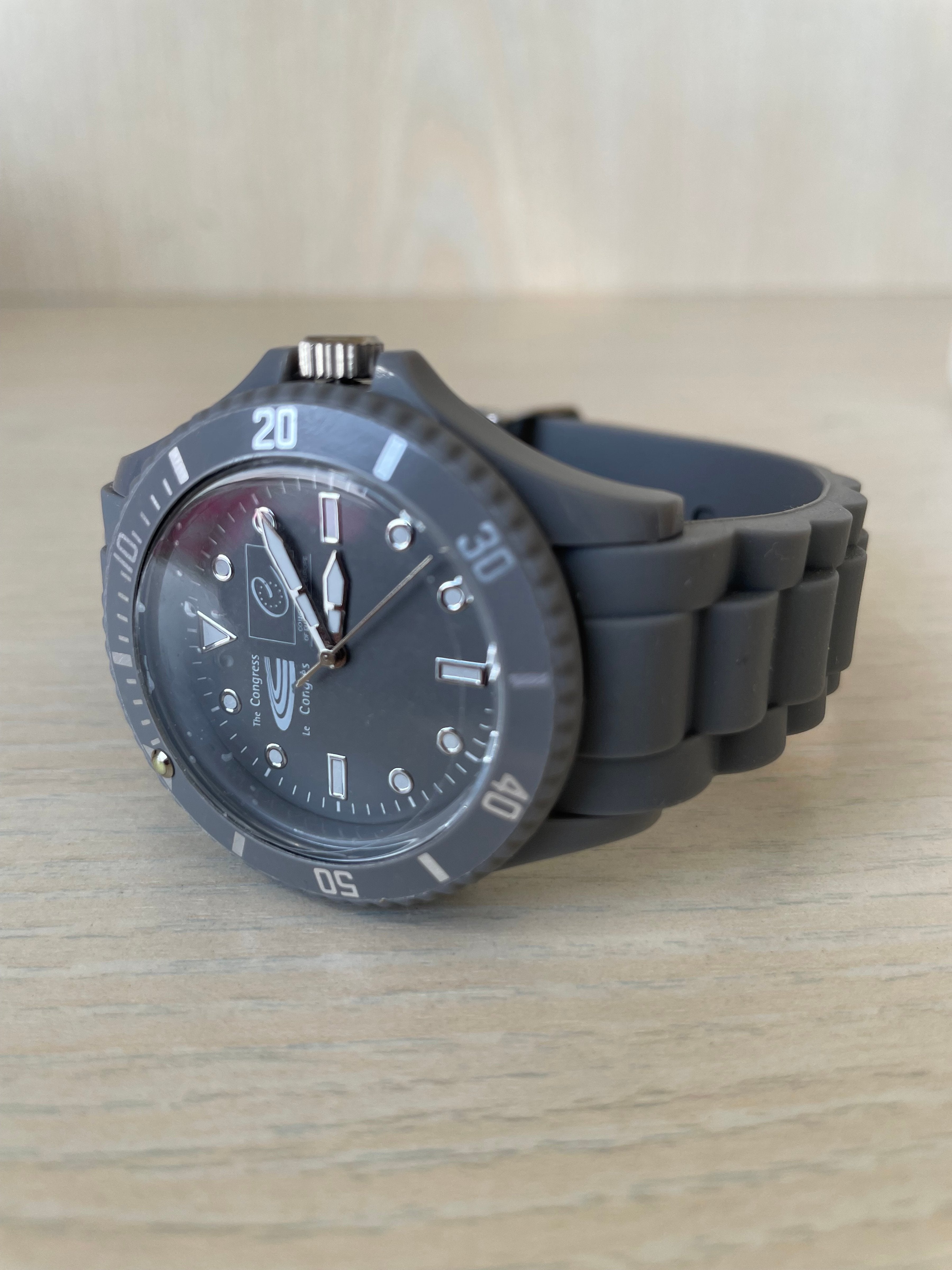 Adee Kaye Herren-Uhr Grau Silikonband Neu