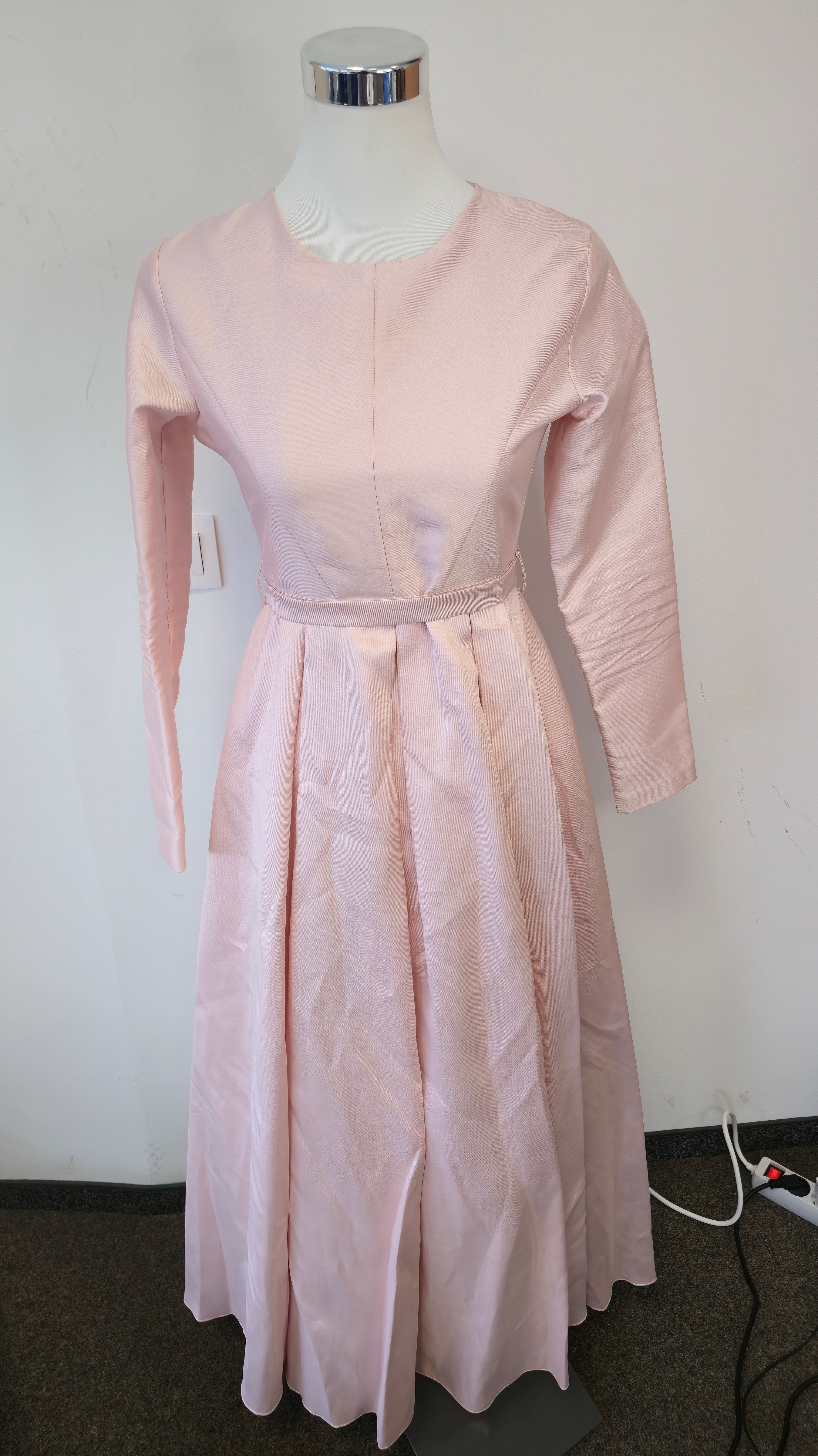 Hüma Sultan Satin Maxikleid mit Gürtel – Rosa, EU 38, Sehr Gut