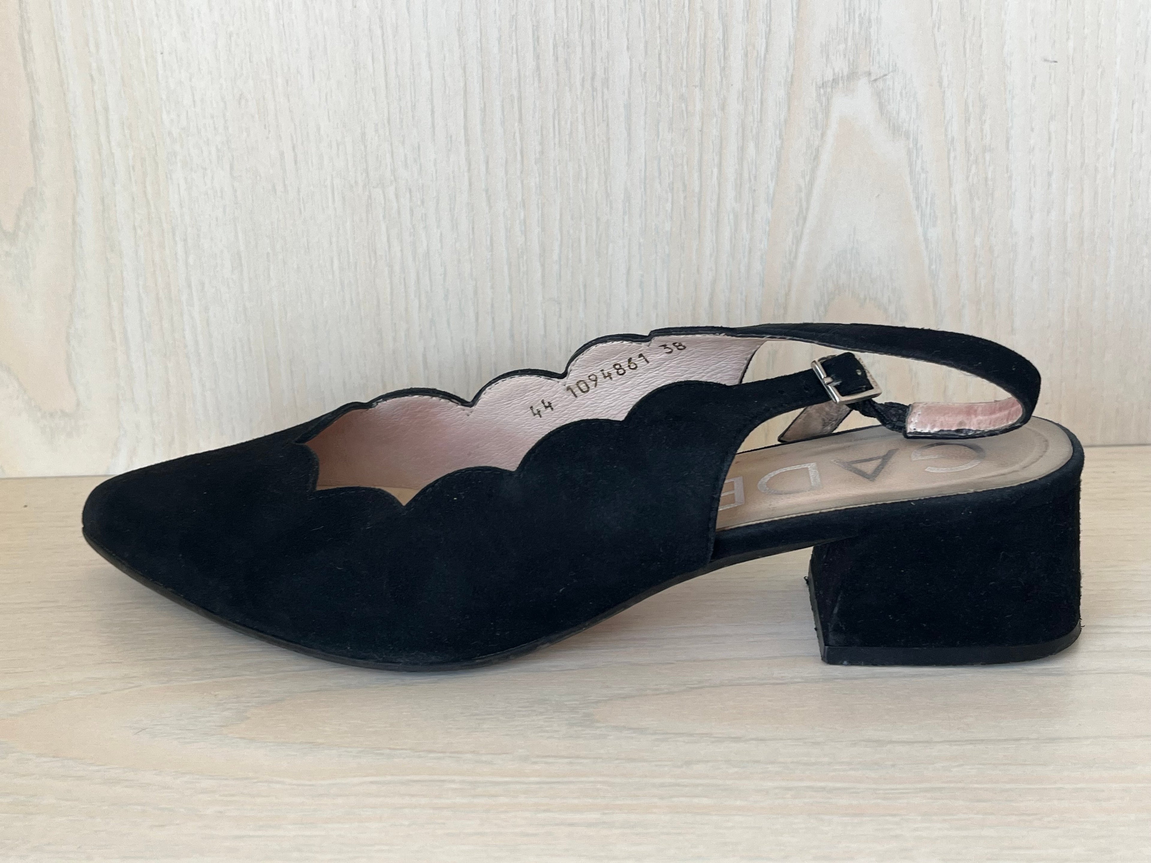 Gadea Black Suede Scalloped Slingback Heels EU 38 - Very Good Condition