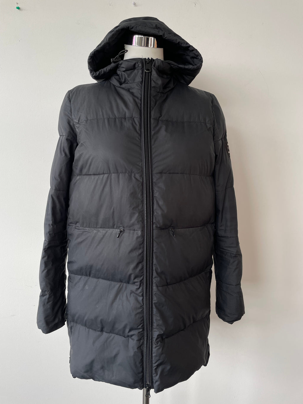 ECOALF Damen XS Schwarz Daunenmantel – 70% Daunen, Kapuze, guter Zustand