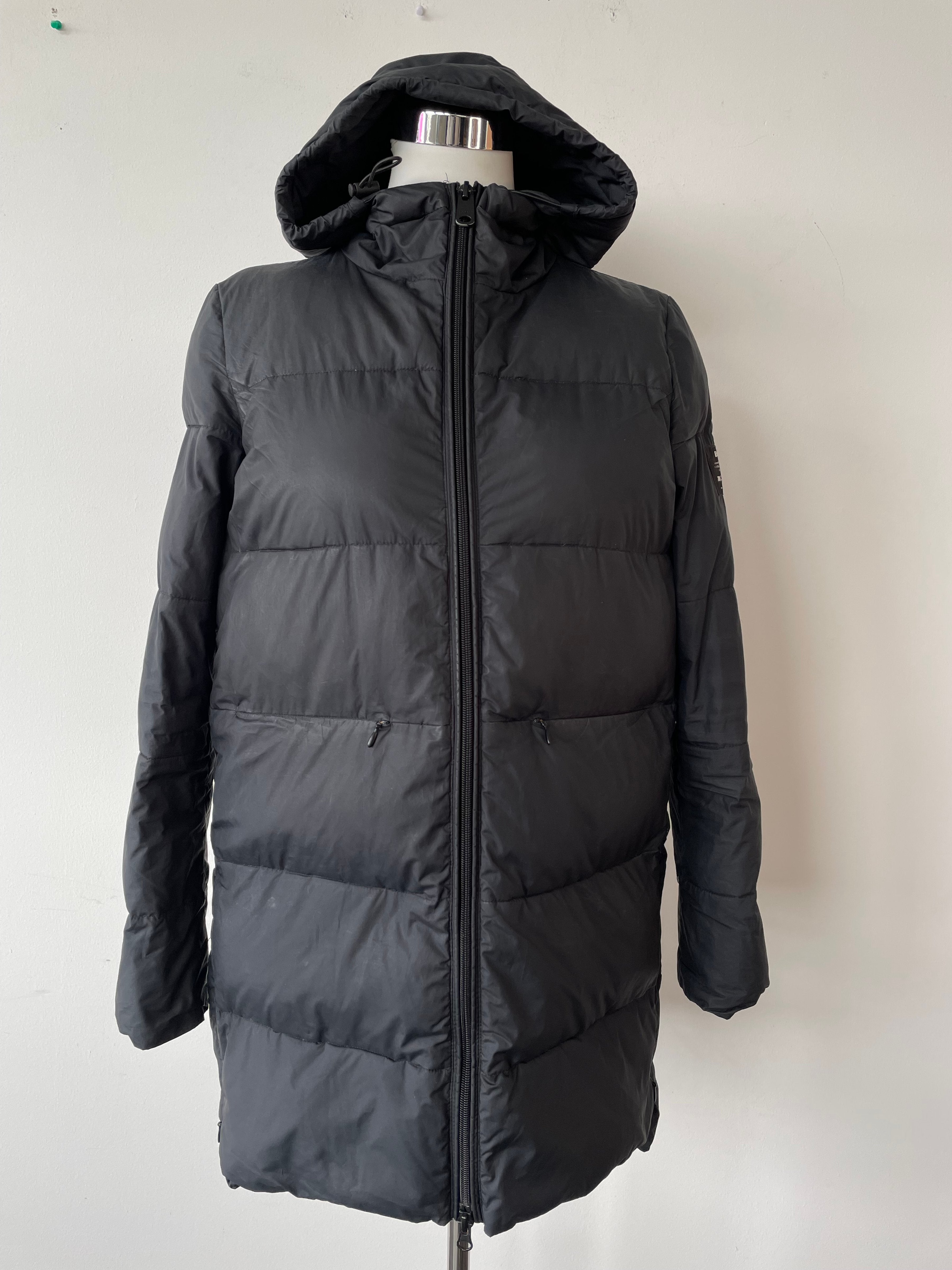 ECOALF Damen XS Schwarz Daunenmantel – 70% Daunen, Kapuze, guter Zustand