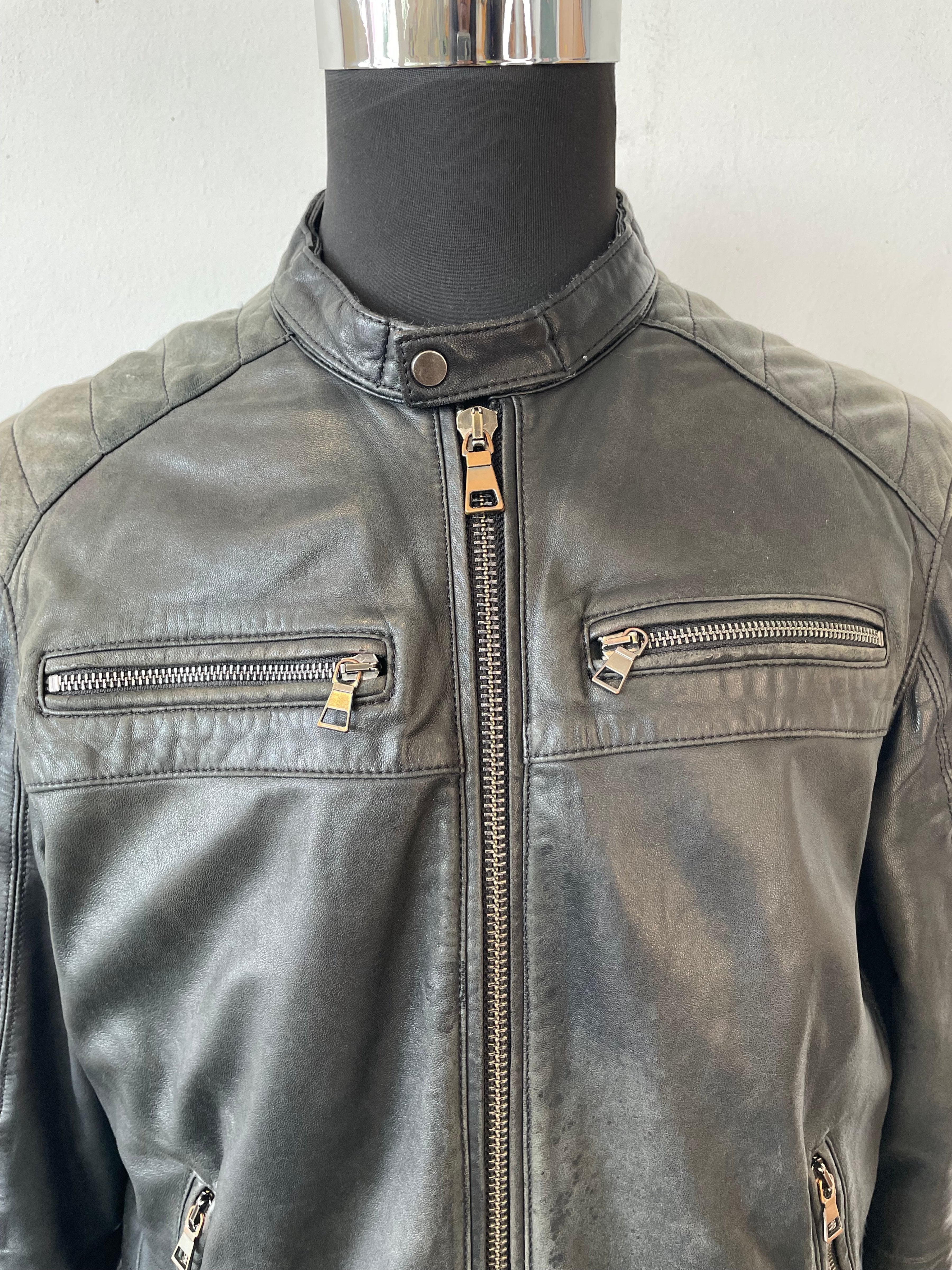 Unbekannte Leder Bikerjacke Schwarz M, Zustand: Stark gebraucht