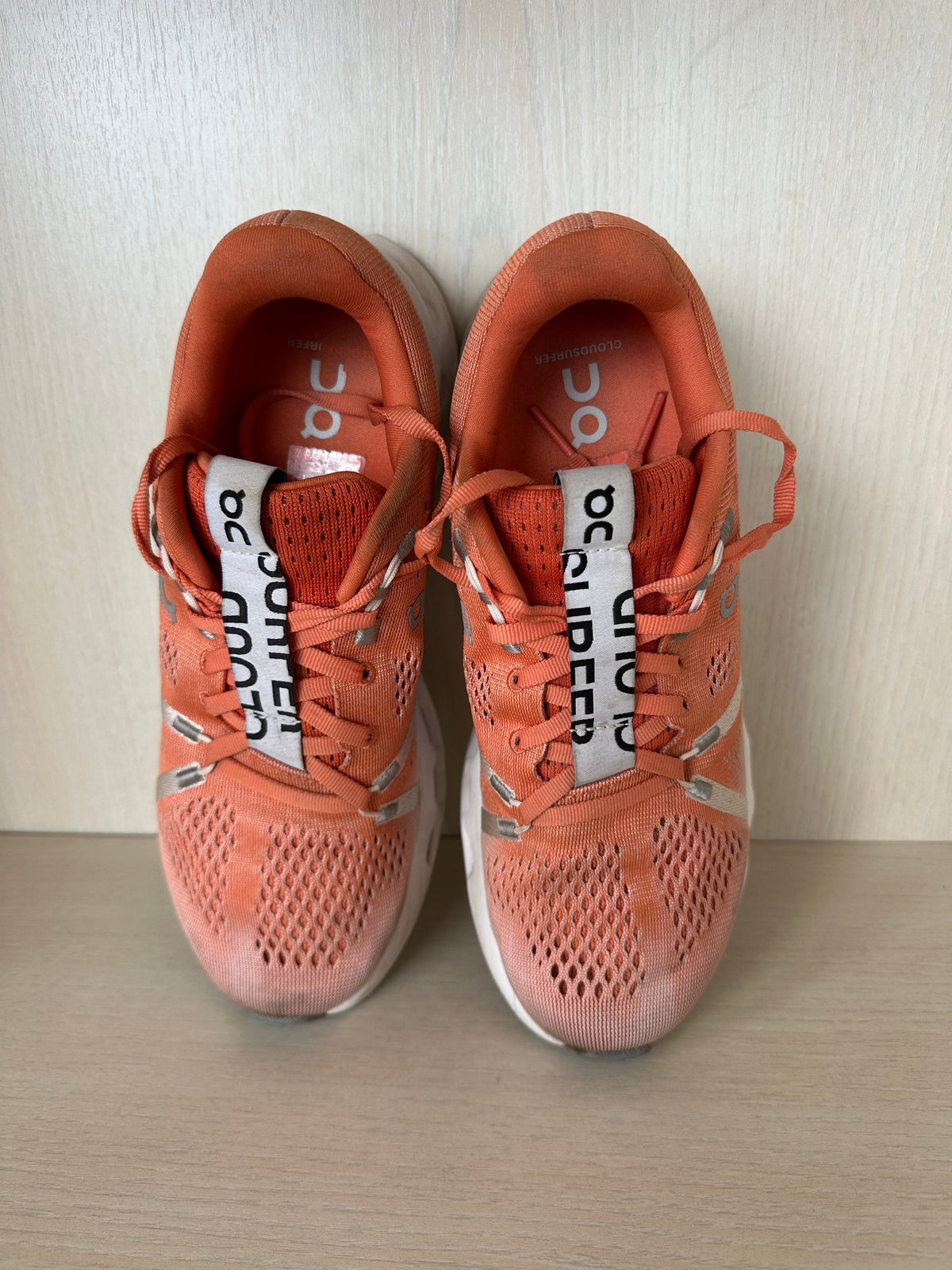 On Running Cloudsurfer Flame/Weiß, Gr. 38.5, Zustand: Gut