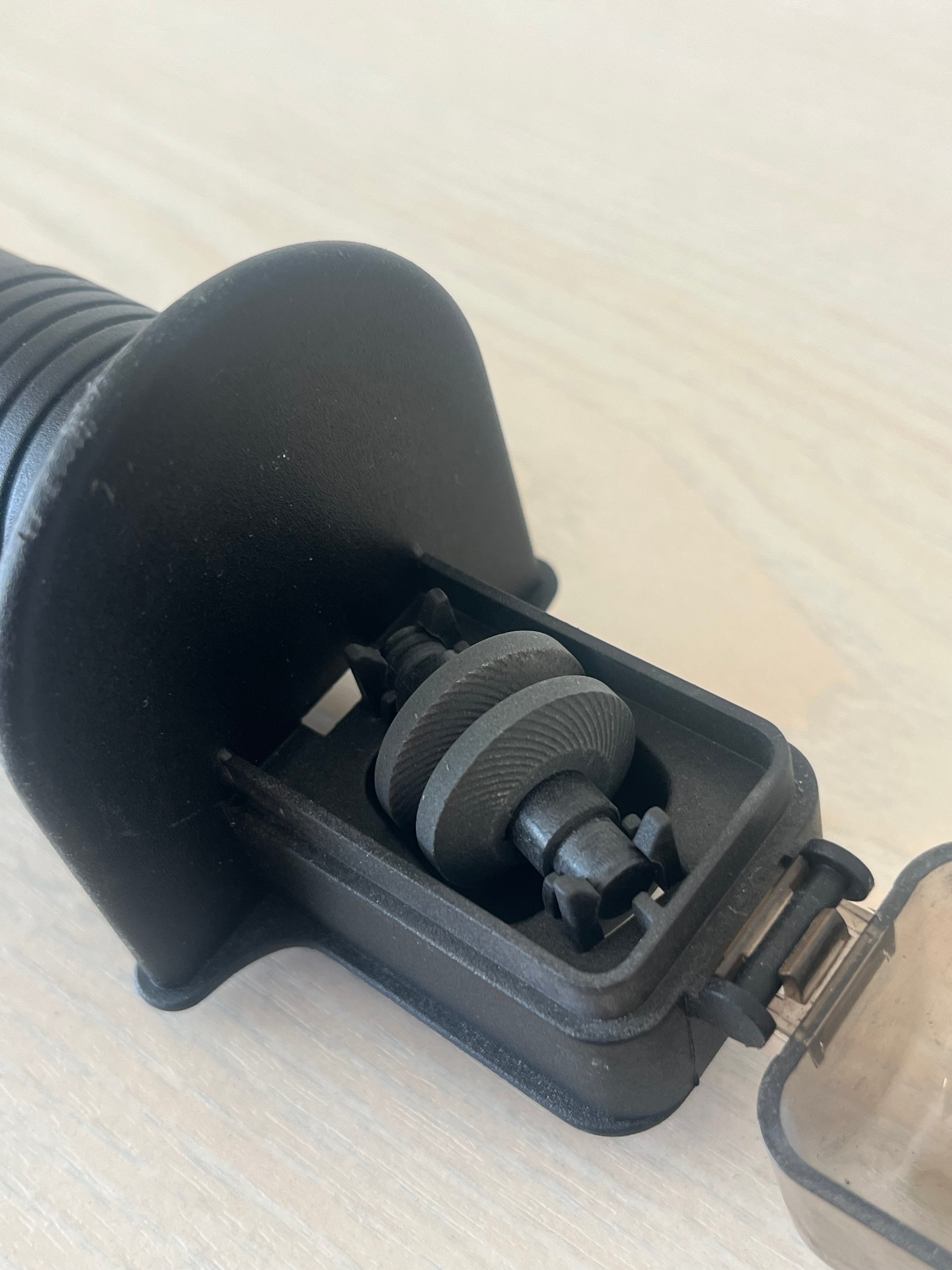 Fiskars Roll-Sharp Messerschärfer – manuell, Keramik, Schwarz, guter Zustand