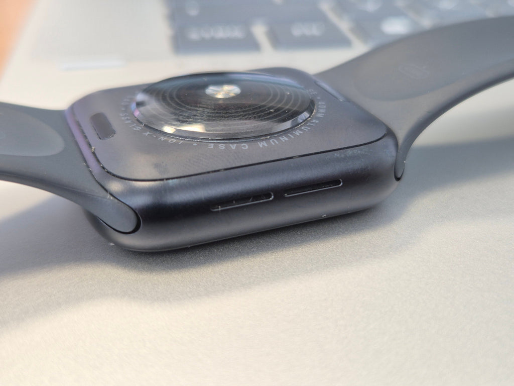 Apple Watch SE 2023, 40mm, WiFi, Kratzer, Akku 100%, Aluminium, Silikonarmband