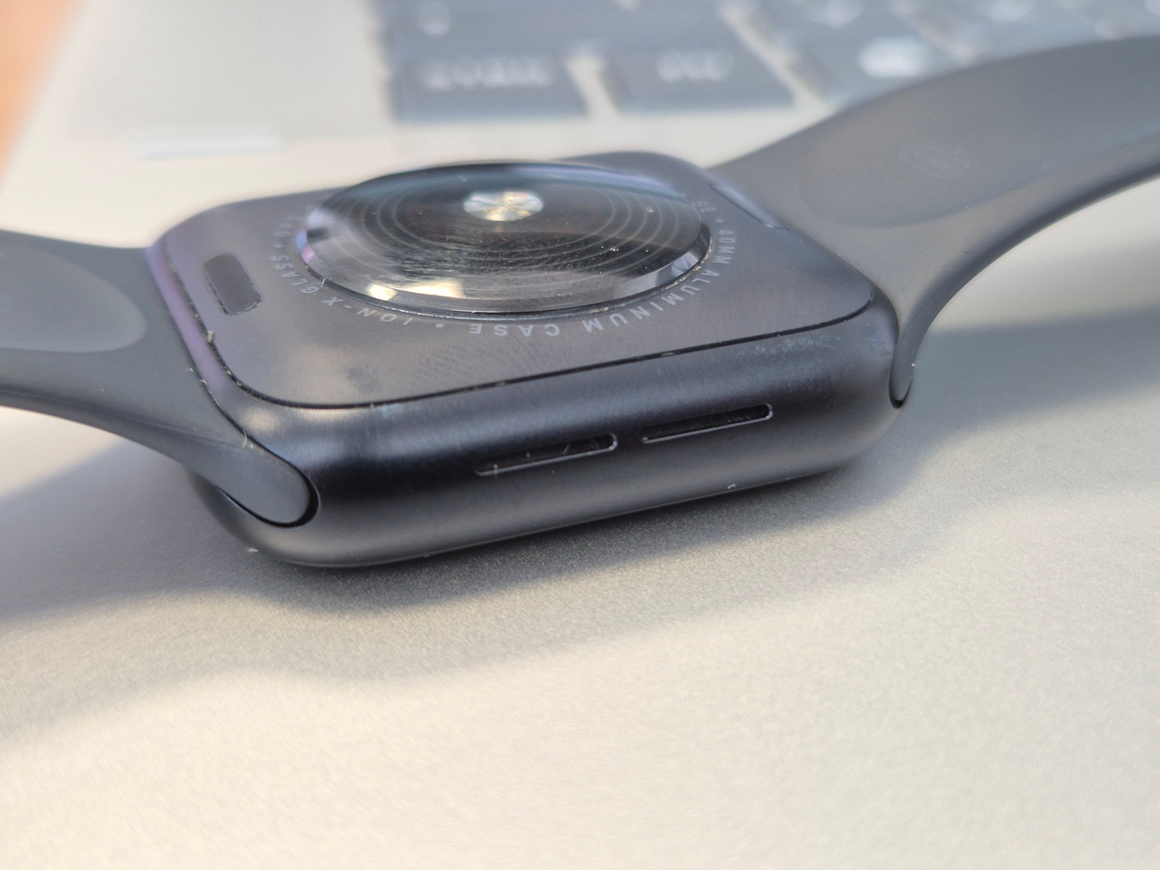 Apple Watch SE 2023, 40mm, WiFi, Kratzer, Akku 100%, Aluminium, Silikonarmband