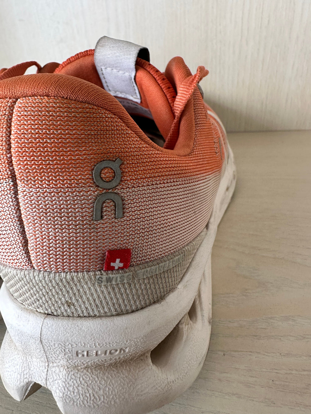 On Running Cloudsurfer Flame/Weiß, Gr. 38.5, Zustand: Gut