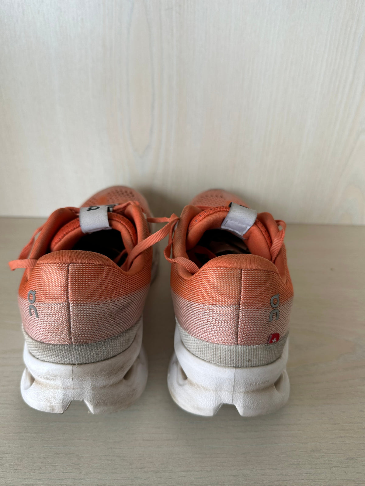 On Running Cloudsurfer Flame/Weiß, Gr. 38.5, Zustand: Gut