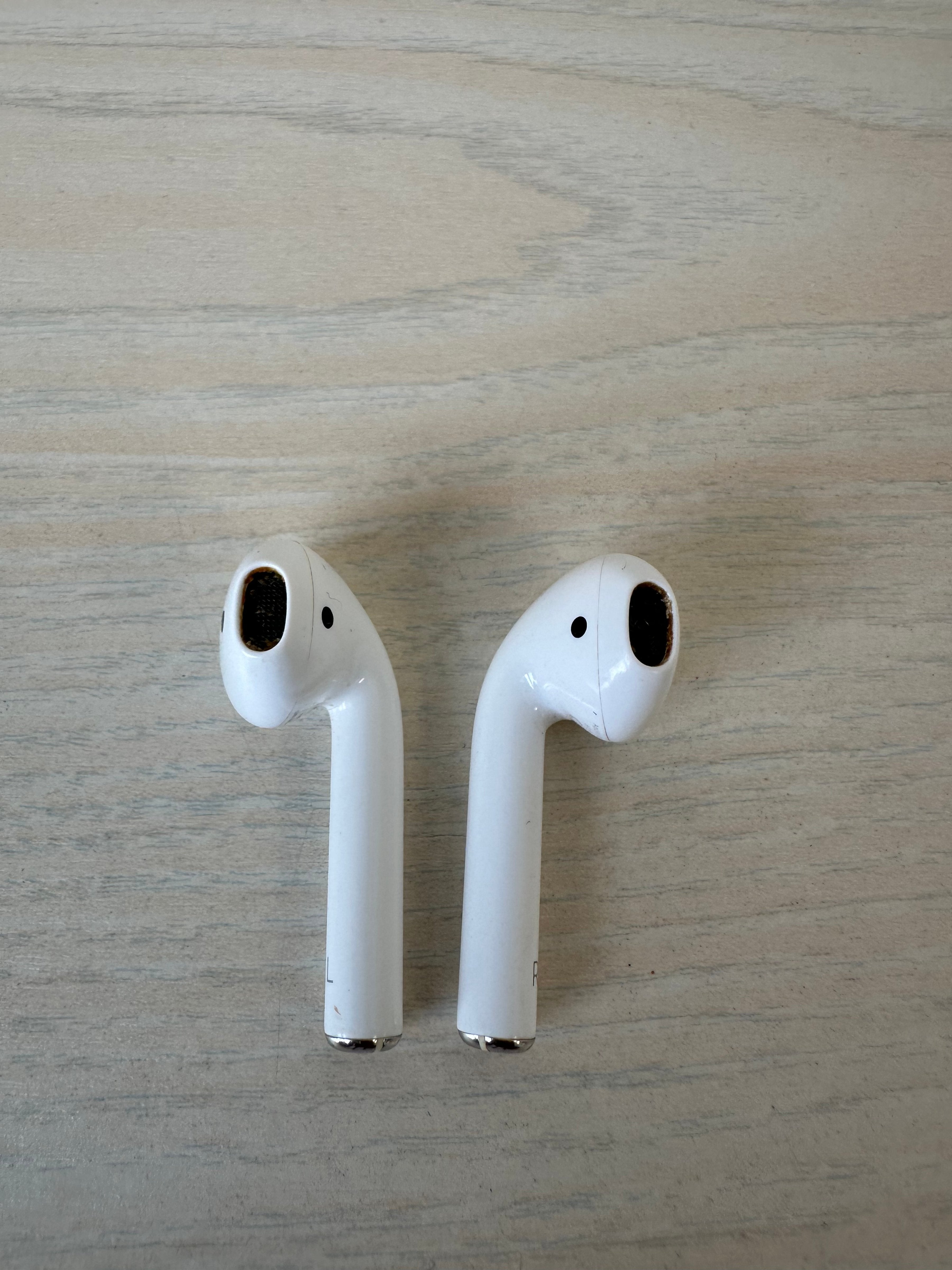 Apple AirPods (1st/2nd Gen) A1602 with Charging Case White – Normal Use