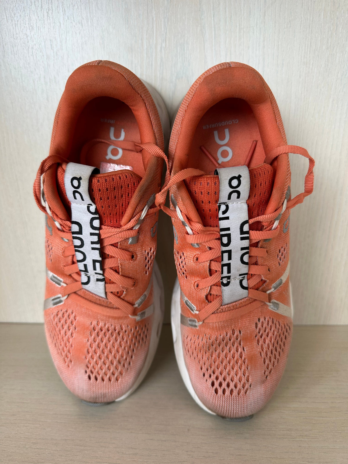 On Running Cloudsurfer Flame/Weiß, Gr. 38.5, Zustand: Gut