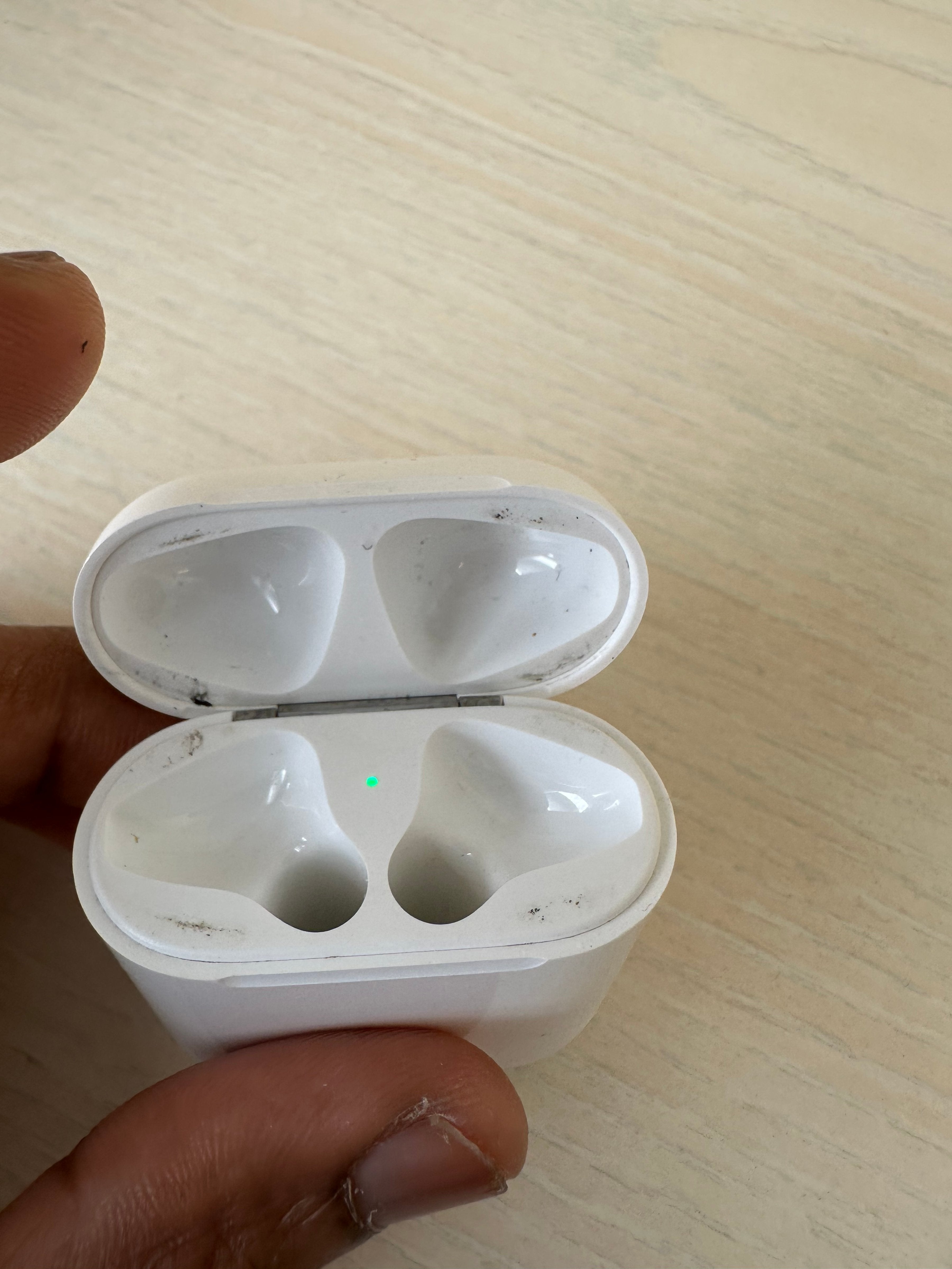 Apple AirPods (1st/2nd Gen) A1602 with Charging Case White – Normal Use
