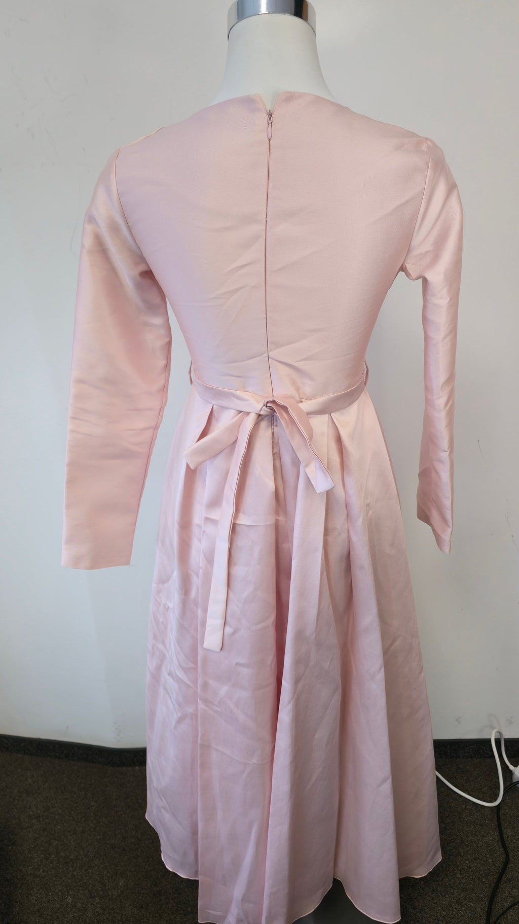 Hüma Sultan Satin Maxikleid mit Gürtel – Rosa, EU 38, Sehr Gut