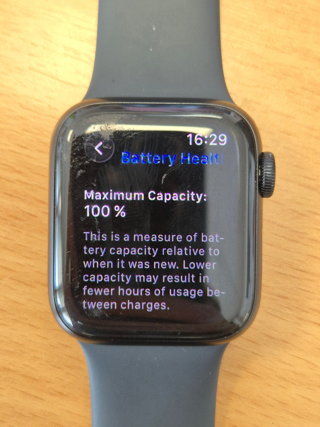 Apple Watch SE 2023, 40mm, WiFi, Kratzer, Akku 100%, Aluminium, Silikonarmband