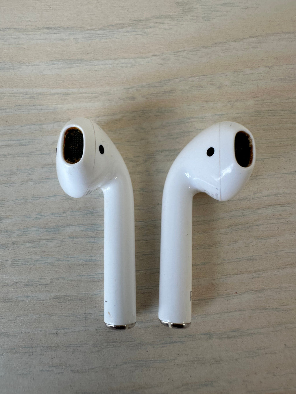 Apple AirPods (1st/2nd Gen) A1602 with Charging Case White – Normal Use