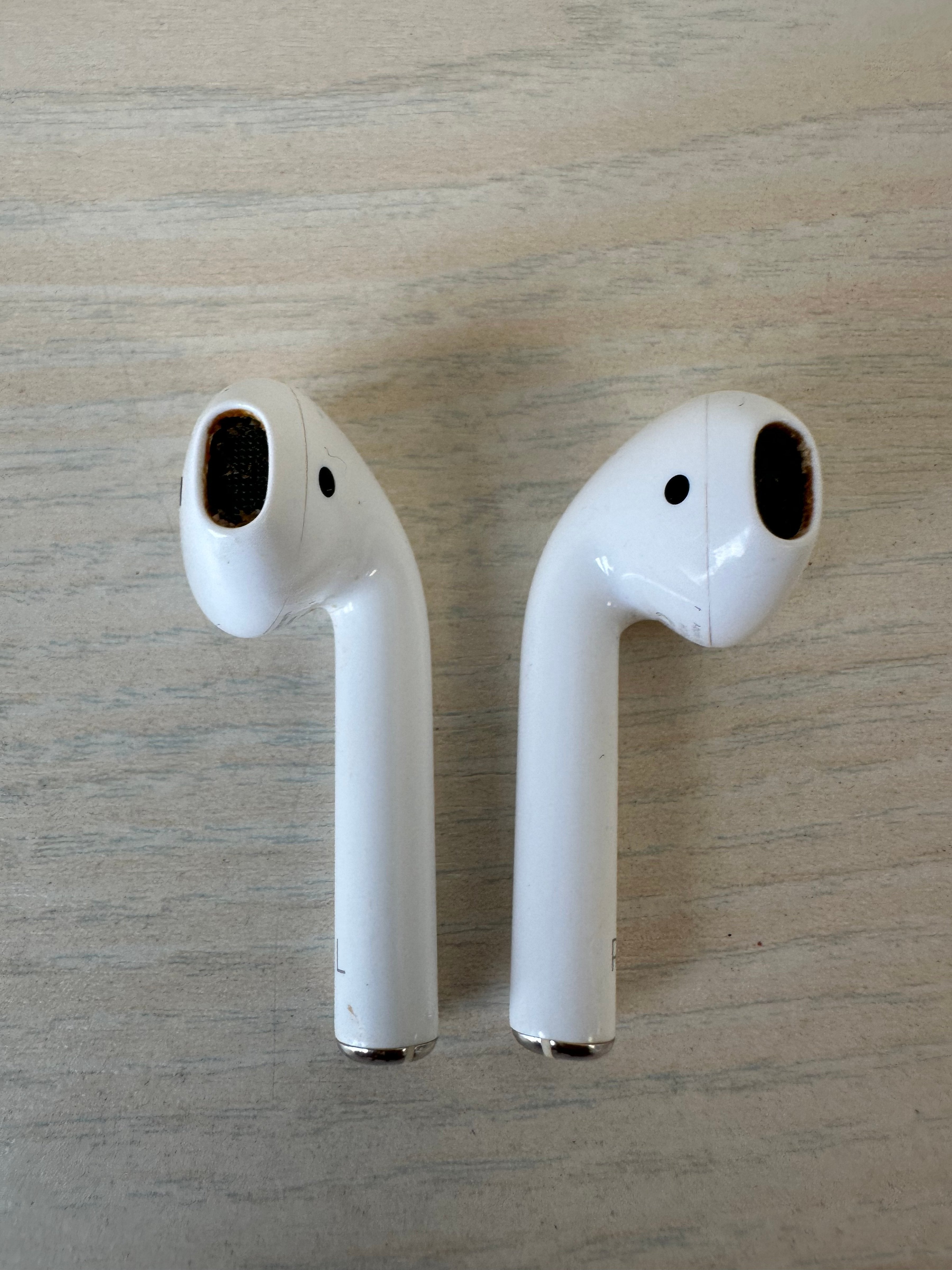 Apple AirPods (1st/2nd Gen) A1602 with Charging Case White – Normal Use