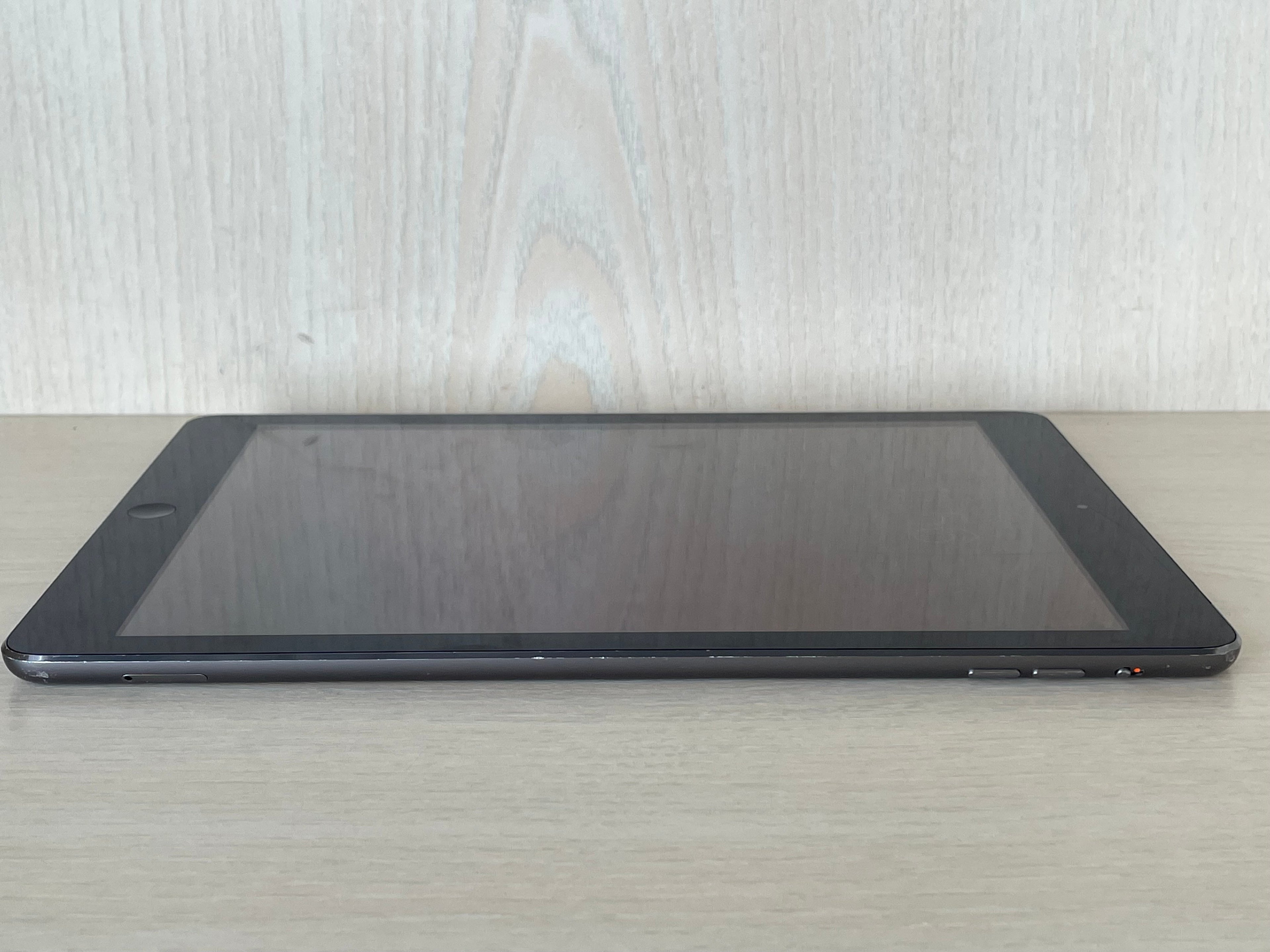 Apple iPad Air 2 9.7 64GB Space Grau, Gebrauchsspuren