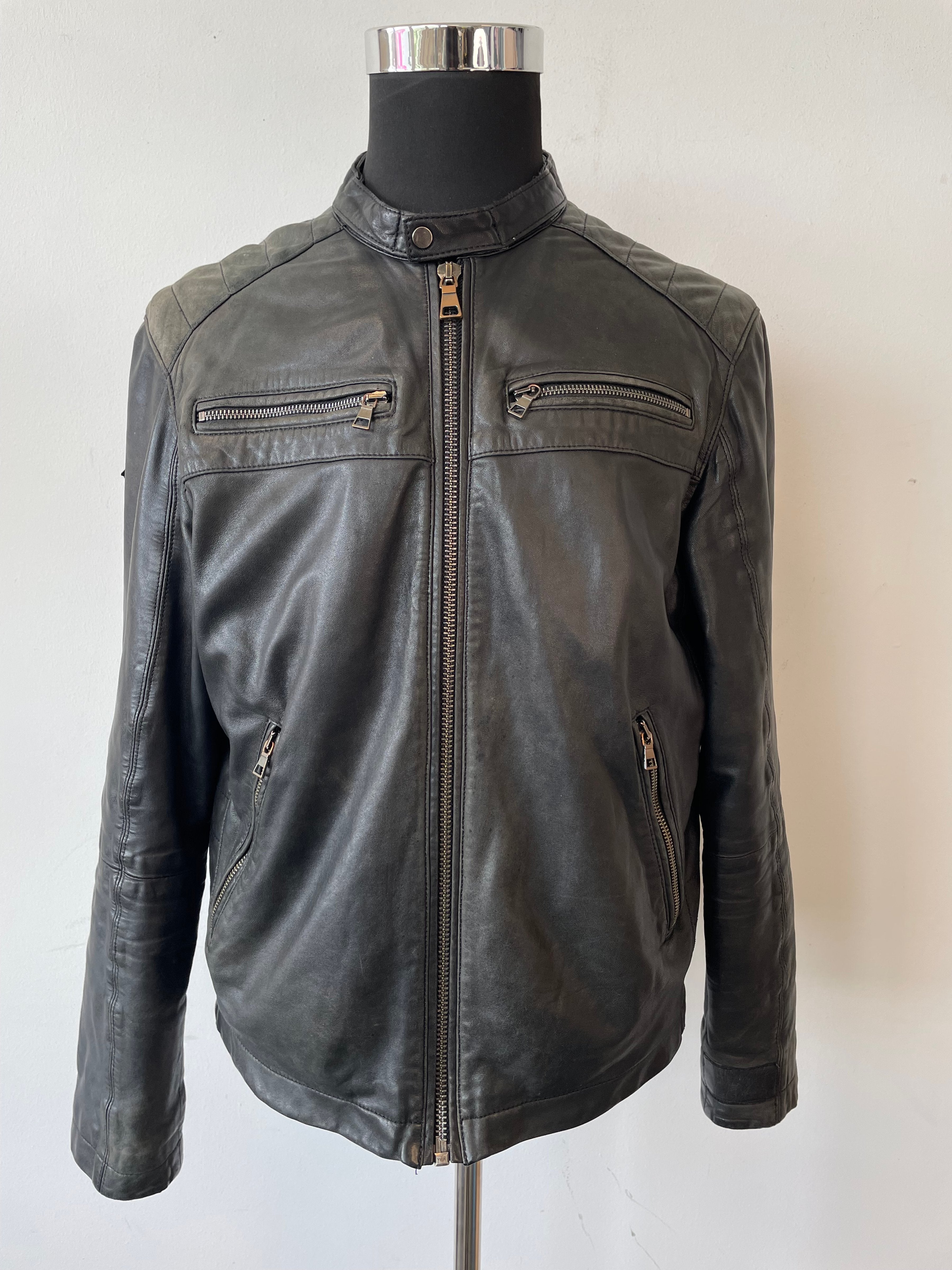 Unbekannte Leder Bikerjacke Schwarz M, Zustand: Stark gebraucht