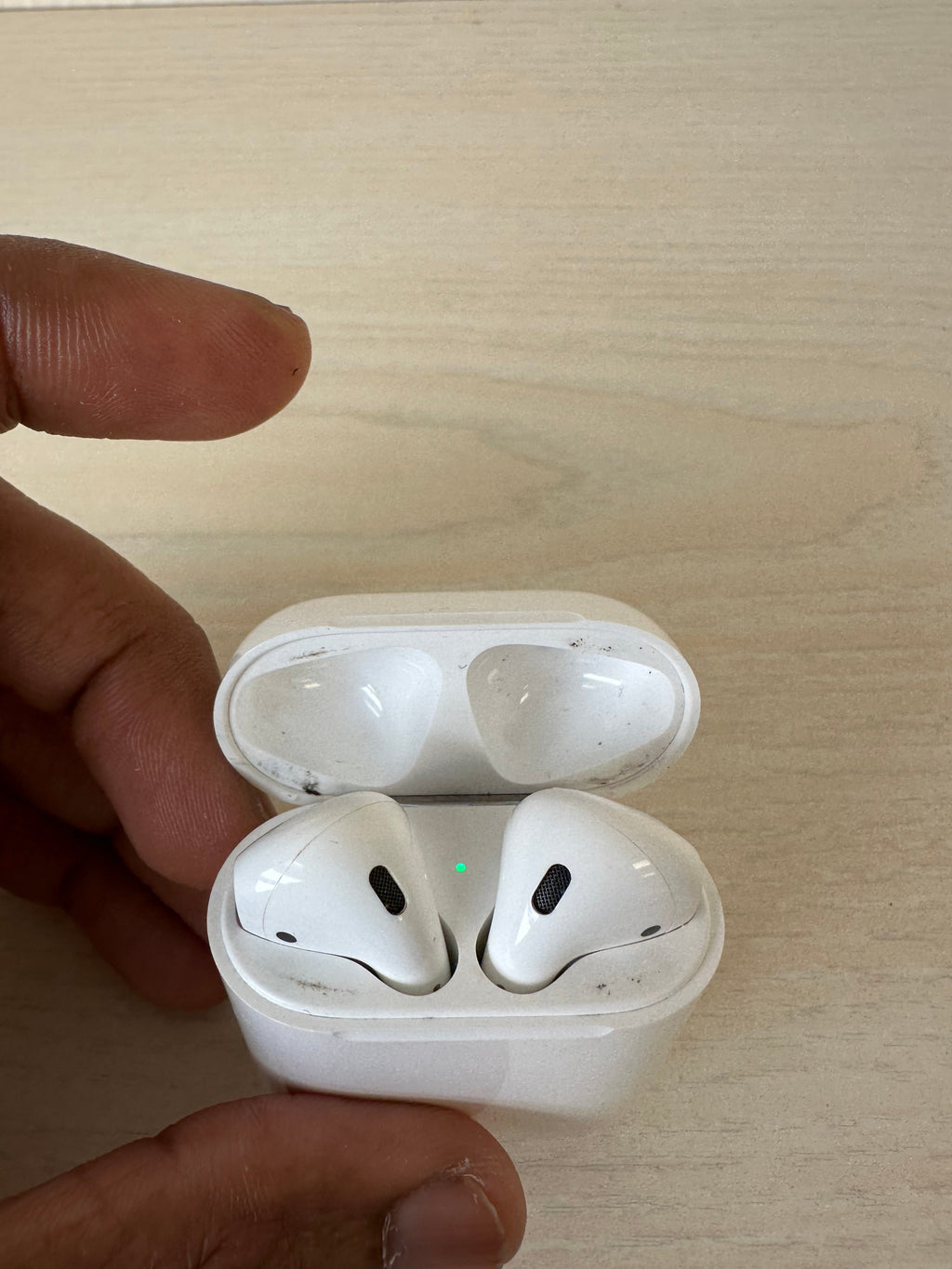 Apple AirPods (1st/2nd Gen) A1602 with Charging Case White – Normal Use