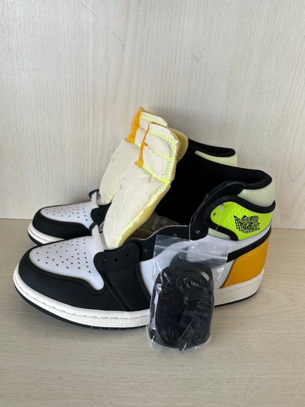 Nike Air Jordan 1 Retro High OG Volt Gold Neu 41 EU