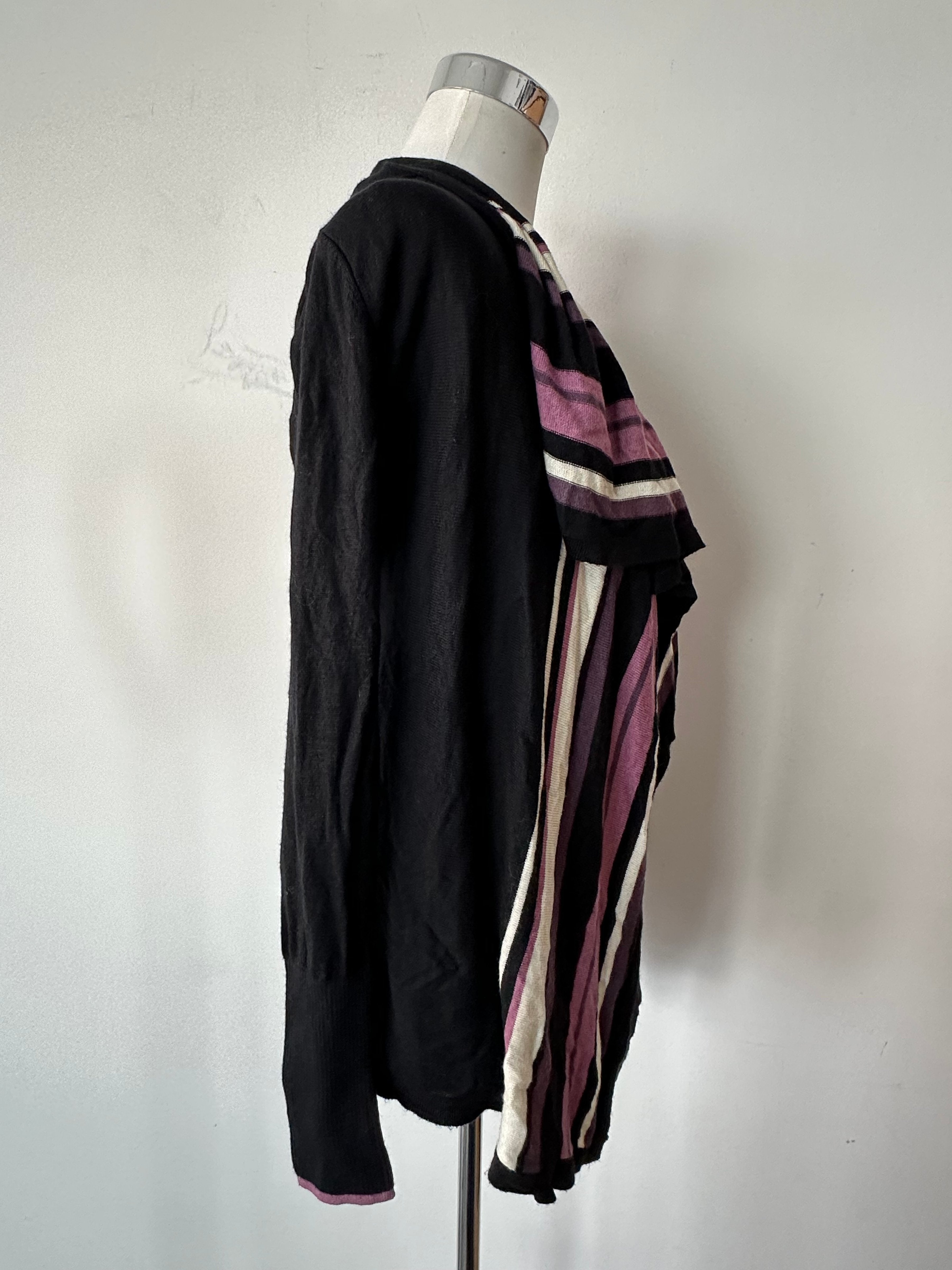 United Colors of Benetton Gestreifte Strickjacke, Schwarz mit Pink, M, Gut
