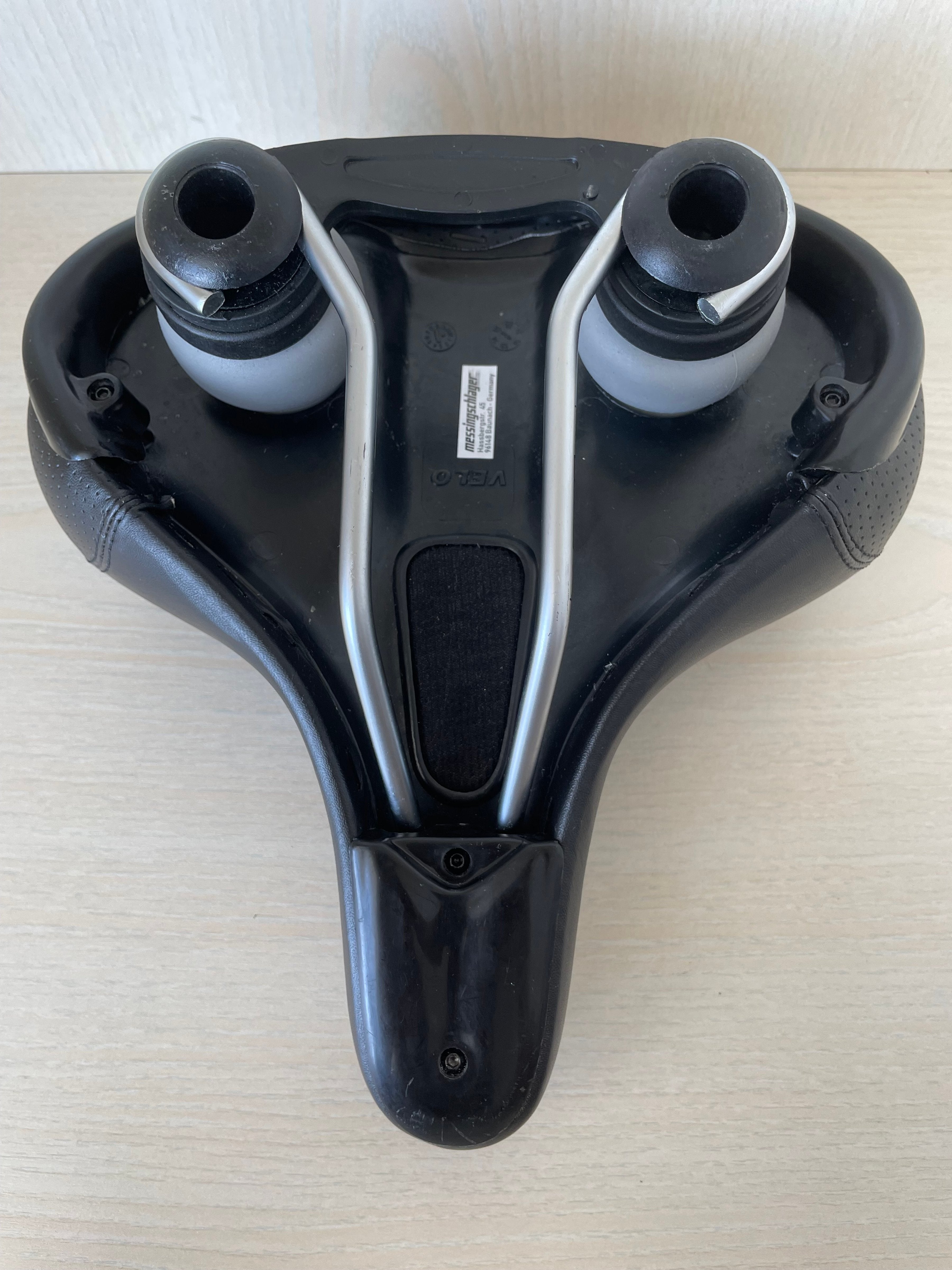 Velo Plush Comfort Bike Seat, Very Good, 27x24cm, Slight Stains