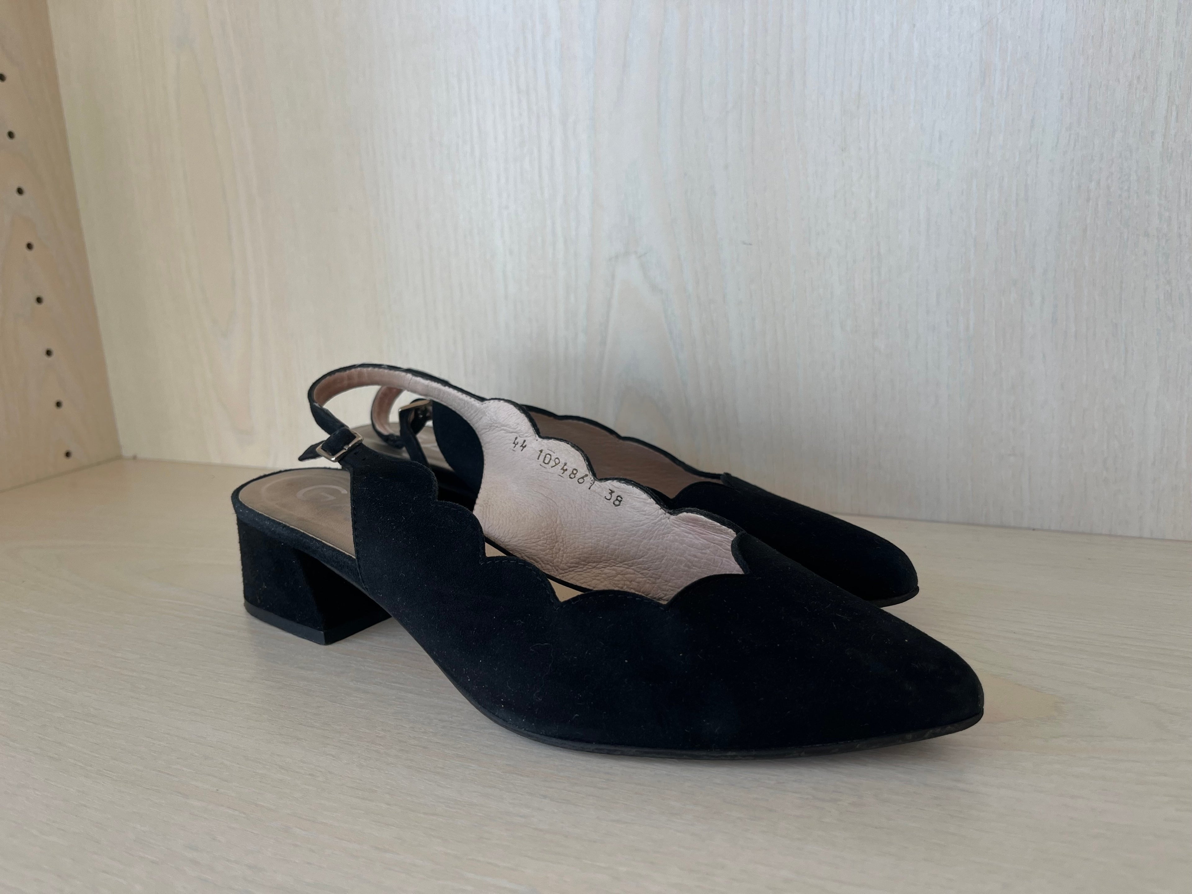 Gadea Black Suede Scalloped Slingback Heels EU 38 - Very Good Condition