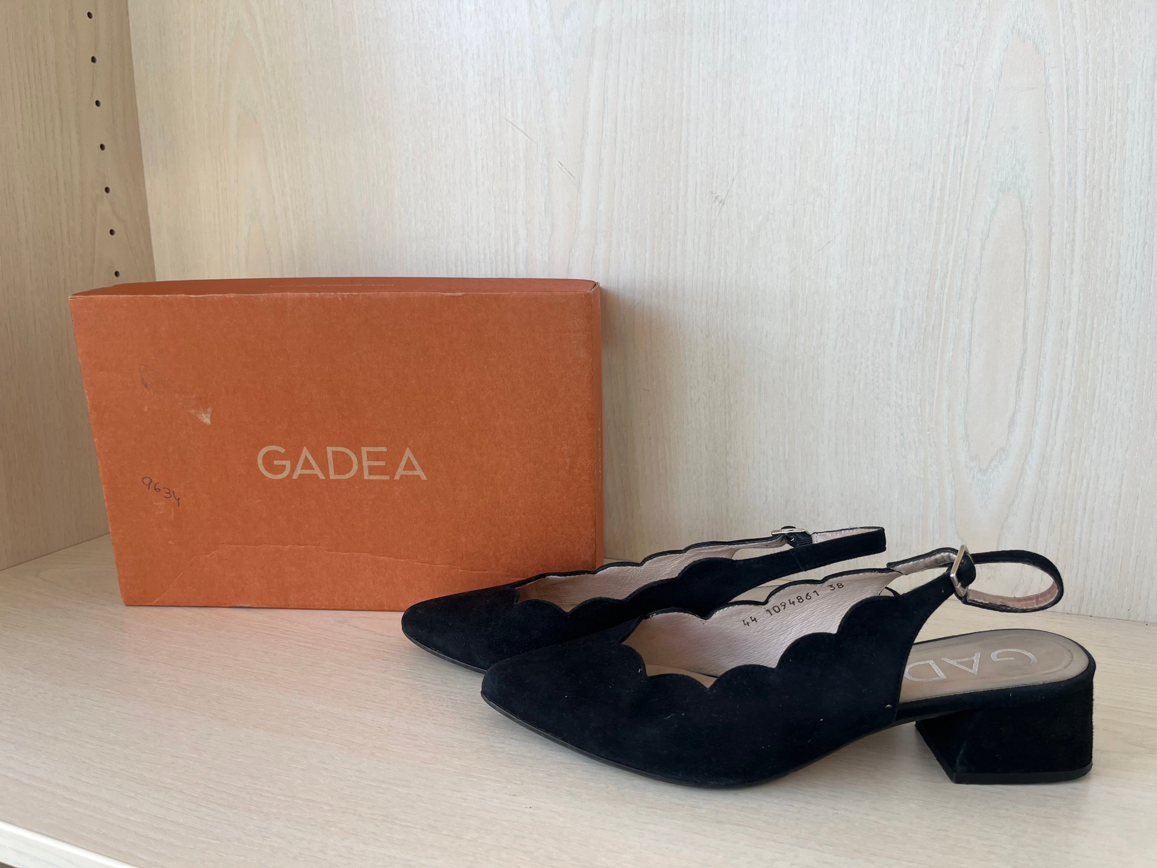 Gadea Black Suede Scalloped Slingback Heels EU 38 - Very Good Condition
