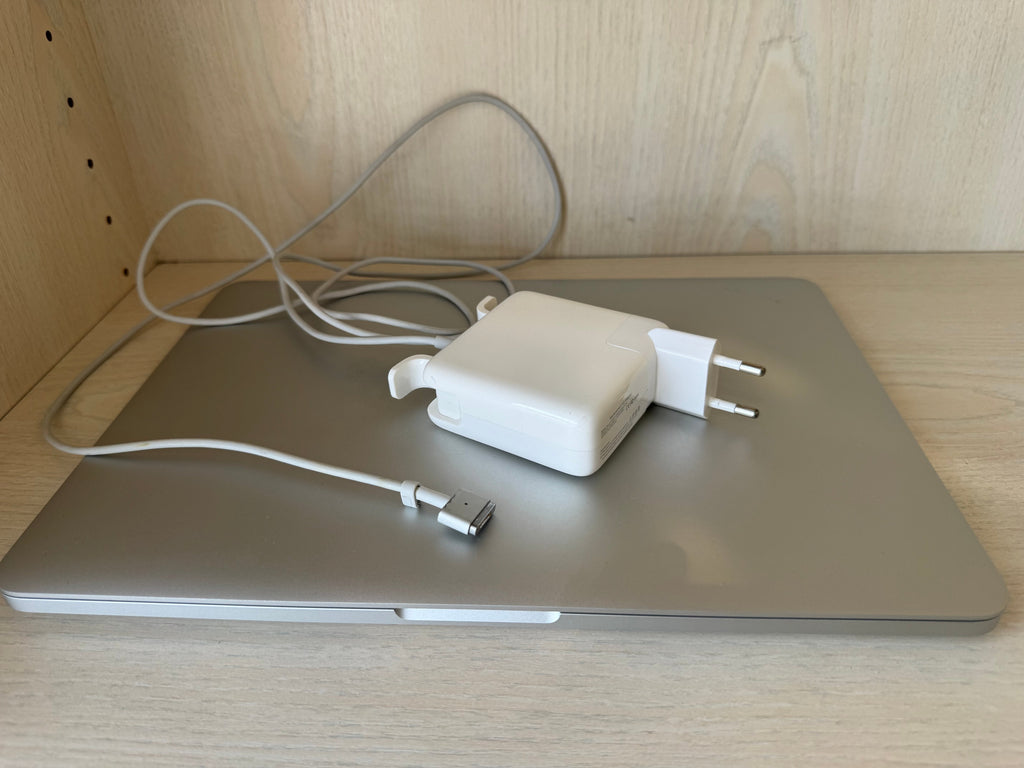 Apple MacBook Pro Retina 13 Silber 256GB 8GB i5 Guter Zustand