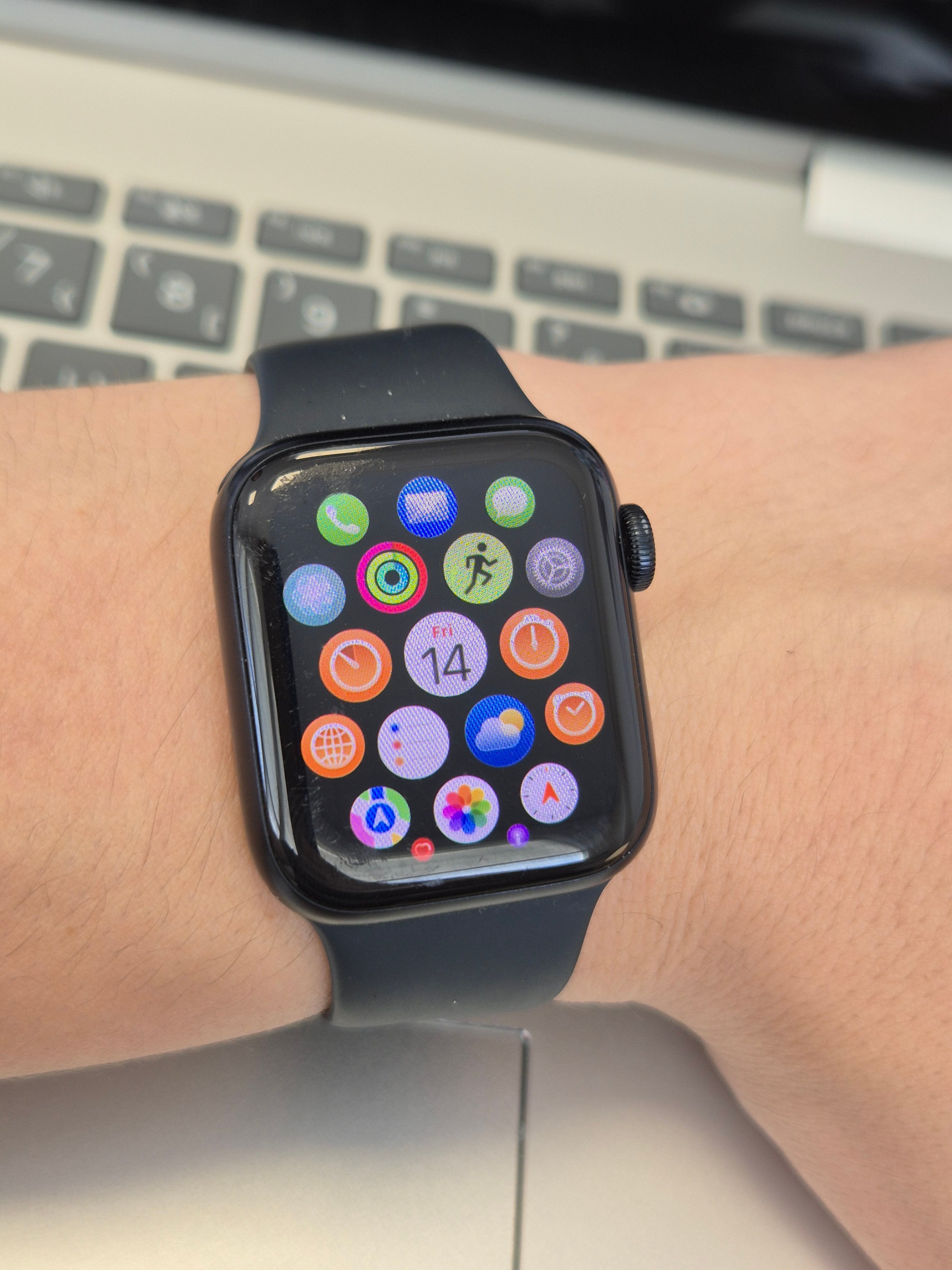 Apple Watch SE 2023, 40mm, WiFi, Kratzer, Akku 100%, Aluminium, Silikonarmband