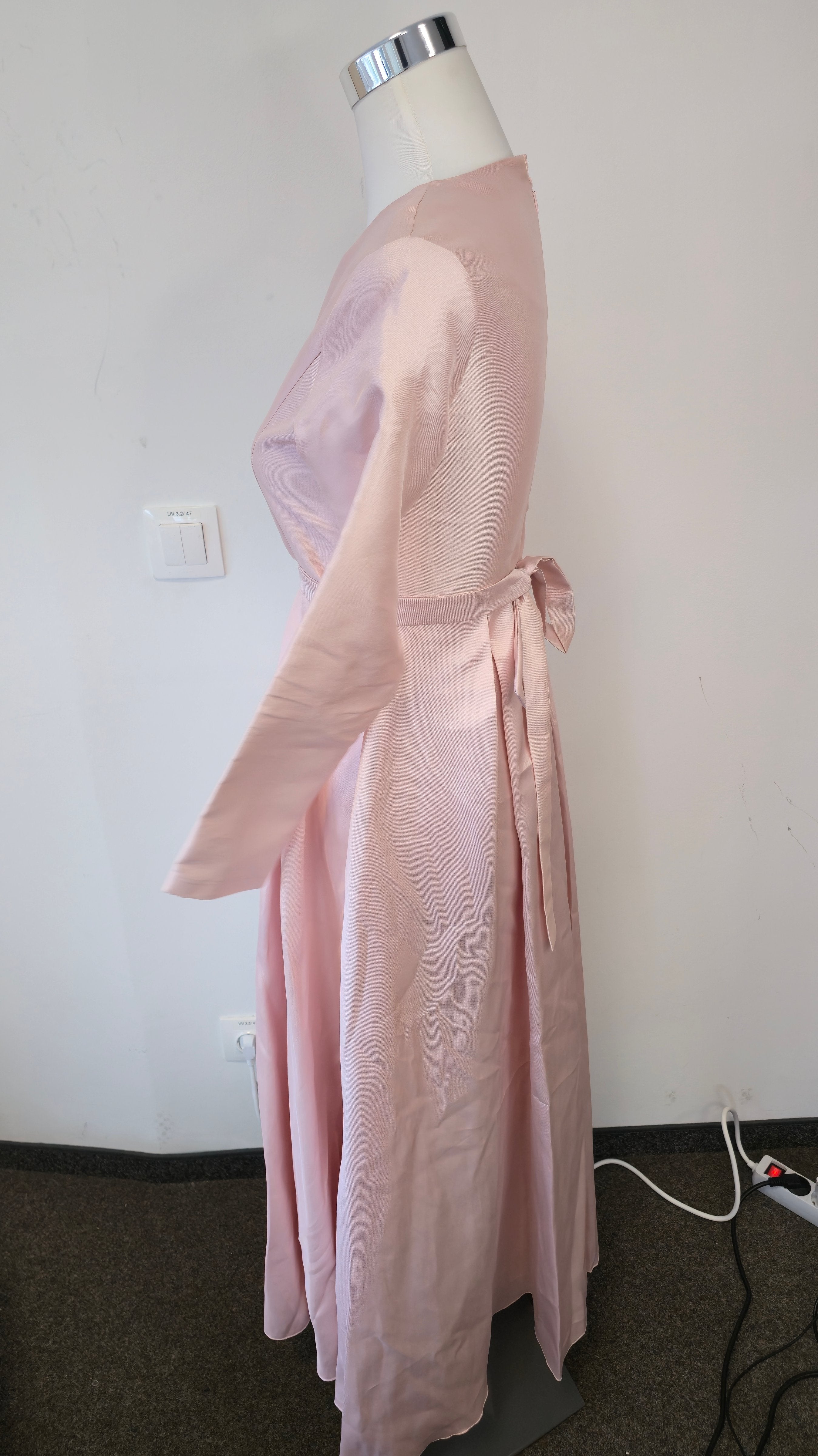 Hüma Sultan Satin Maxikleid mit Gürtel – Rosa, EU 38, Sehr Gut