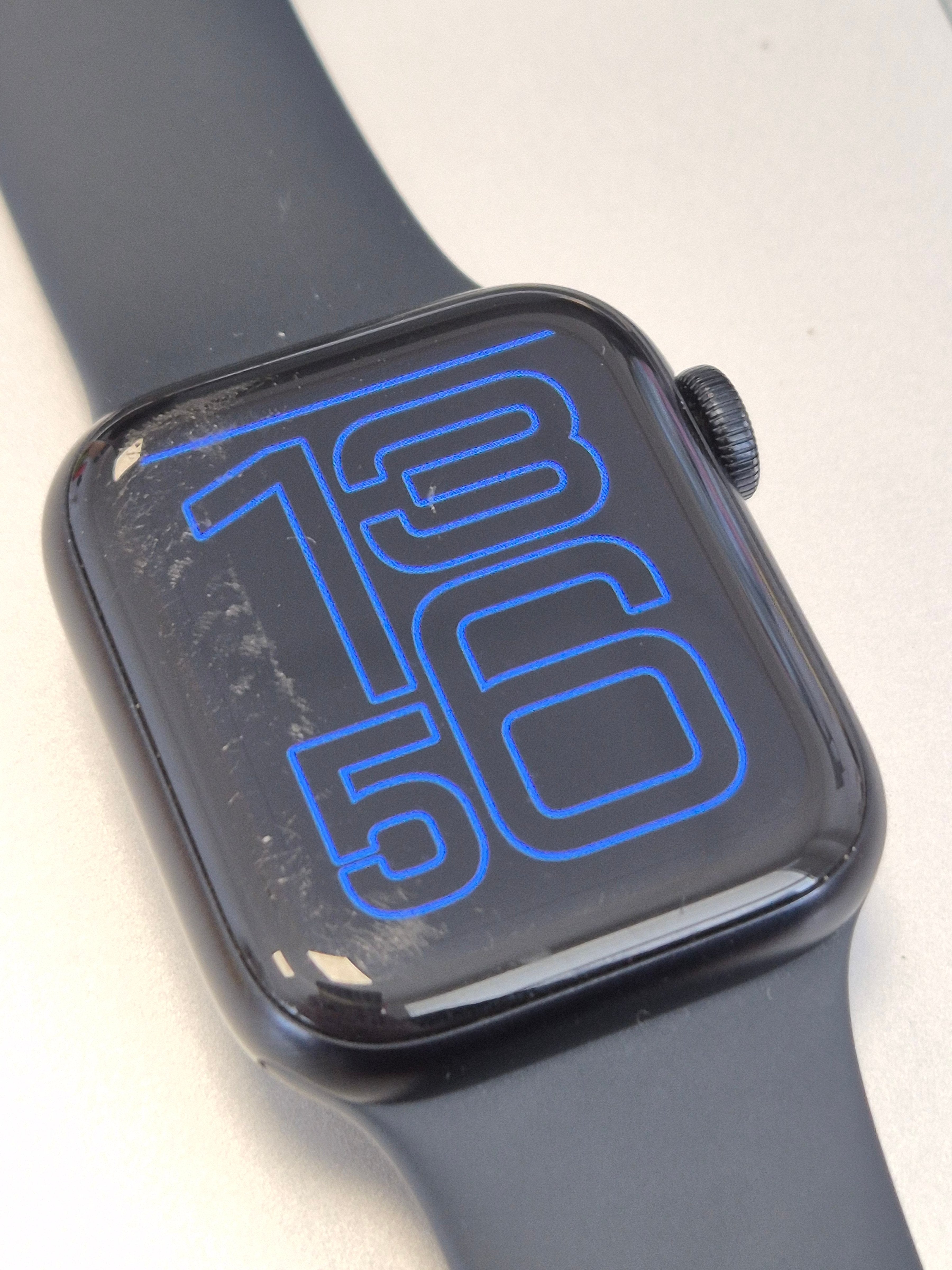 Apple Watch SE 2023, 40mm, WiFi, Kratzer, Akku 100%, Aluminium, Silikonarmband