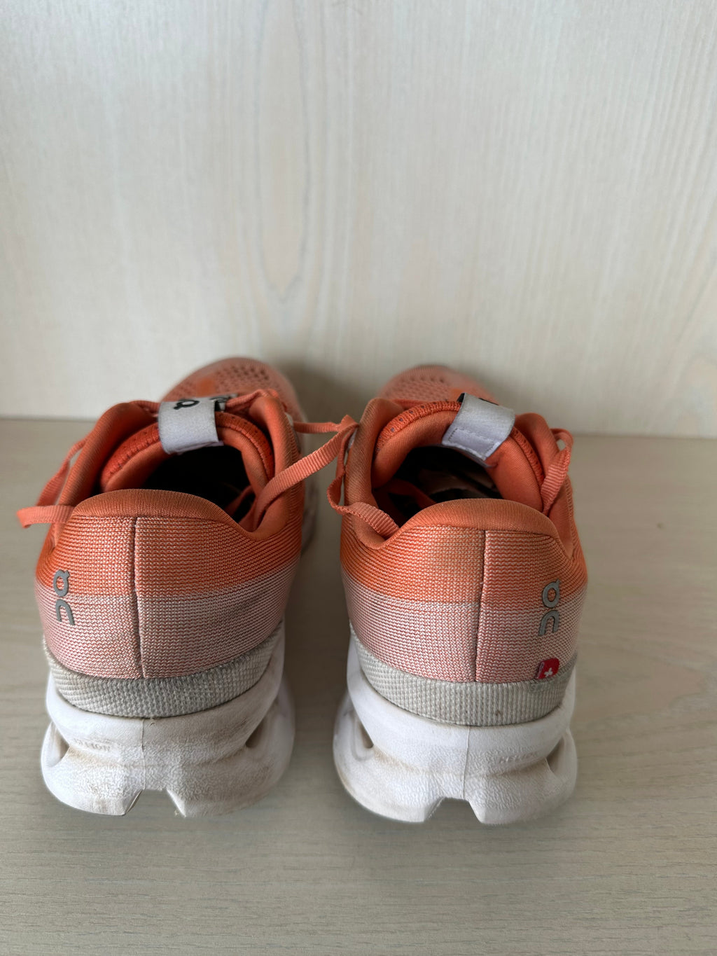 On Running Cloudsurfer Flame/Weiß, Gr. 38.5, Zustand: Gut