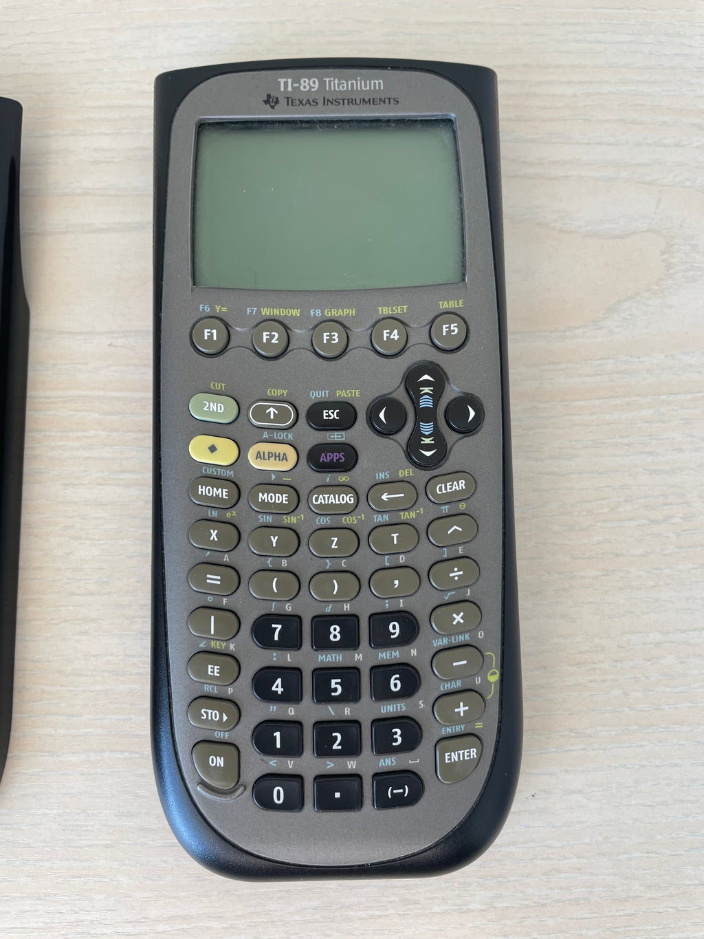Texas Instruments TI-89 Titanium Grafikrechner, Schwarz/Grau, Gebraucht