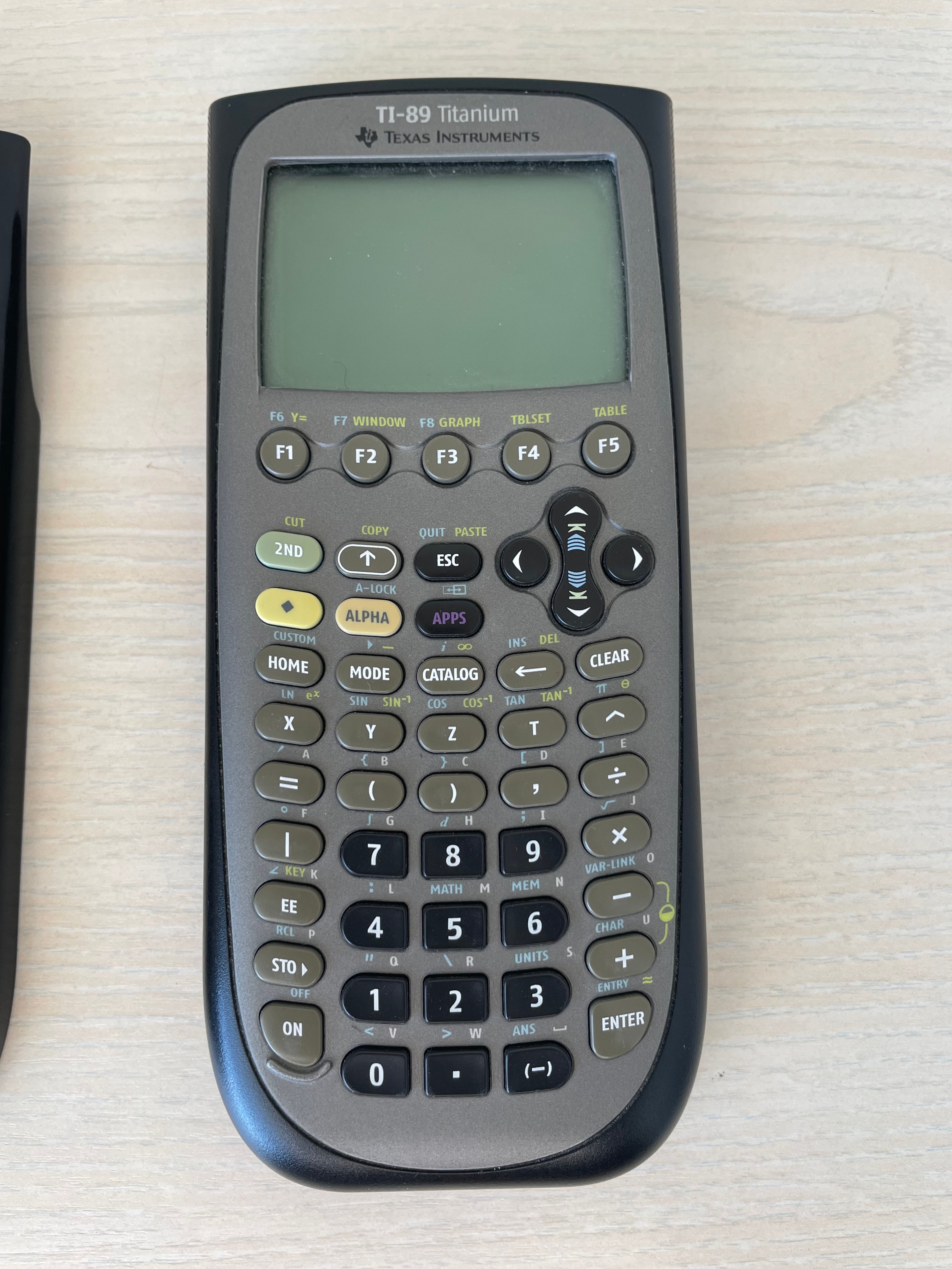 Texas Instruments TI-89 Titanium Grafikrechner, Schwarz/Grau, Gebraucht