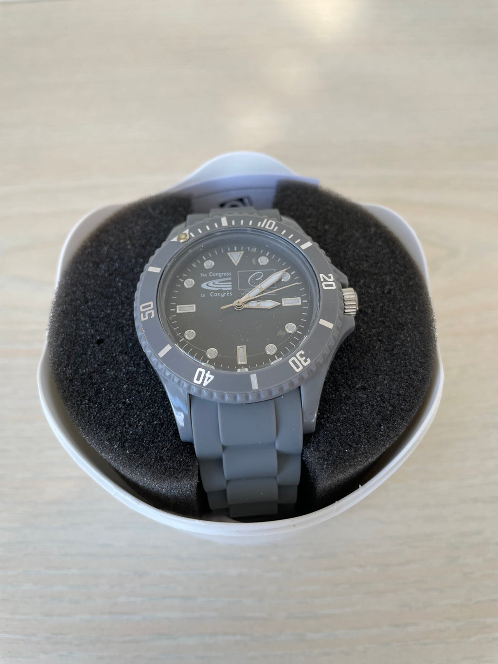 Adee Kaye Herren-Uhr Grau Silikonband Neu