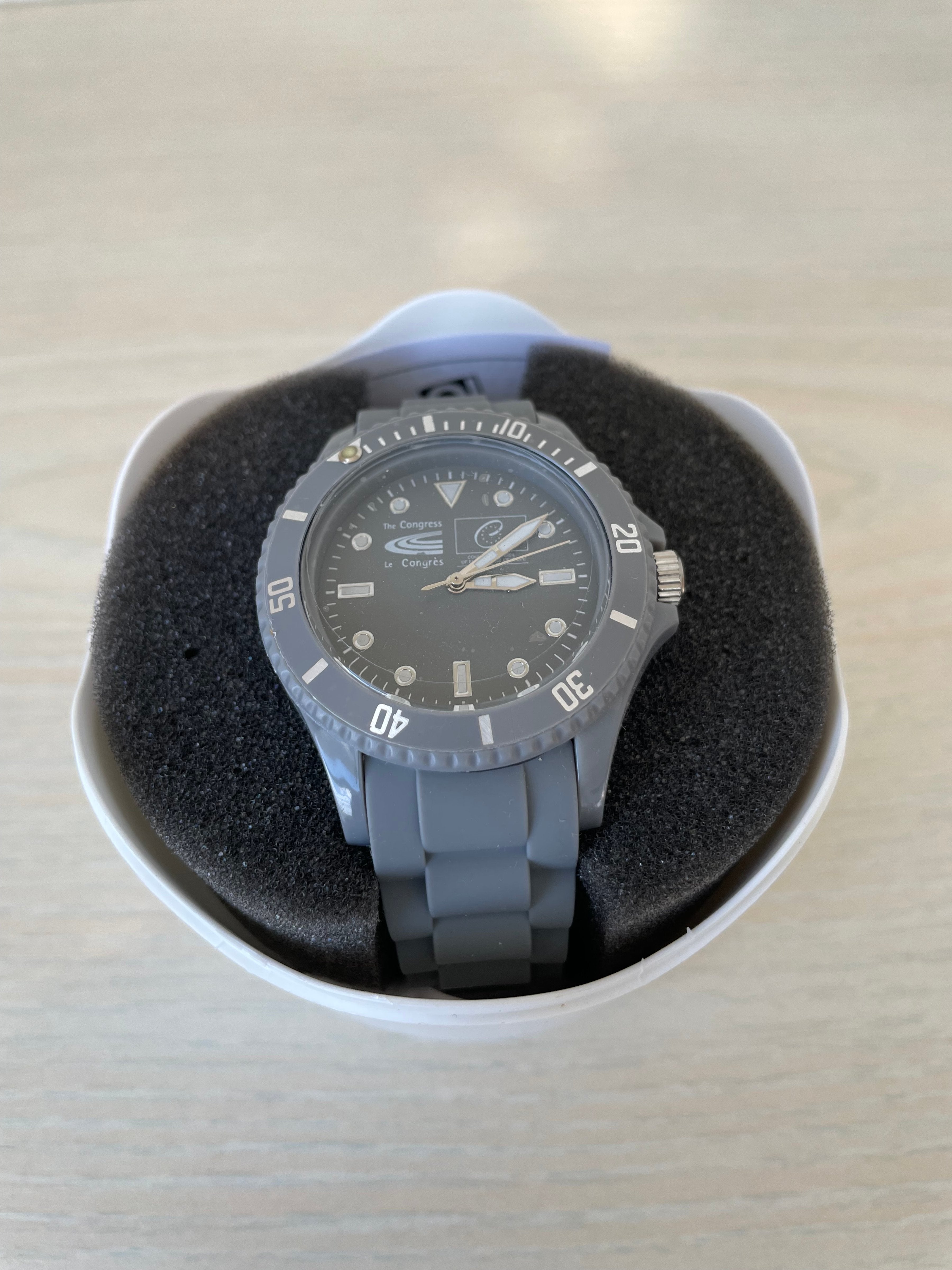 Adee Kaye Herren-Uhr Grau Silikonband Neu
