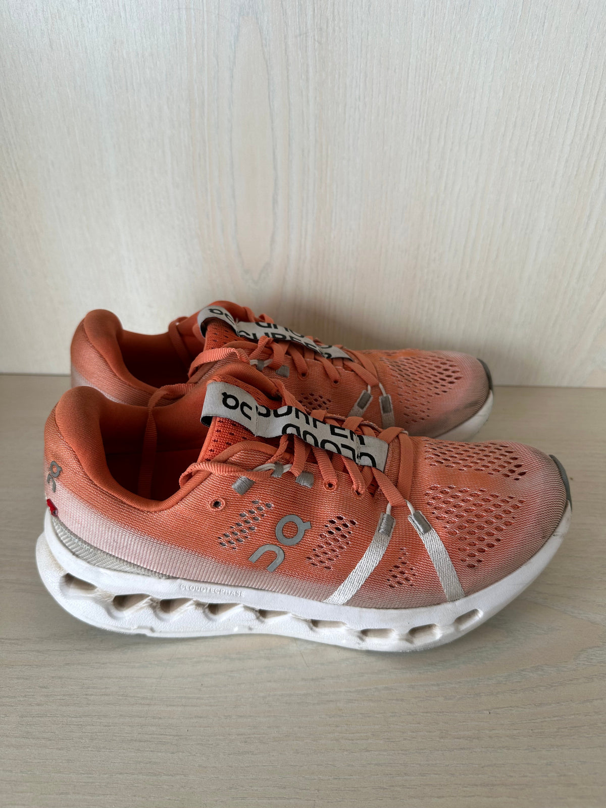 On Running Cloudsurfer Flame/Weiß, Gr. 38.5, Zustand: Gut