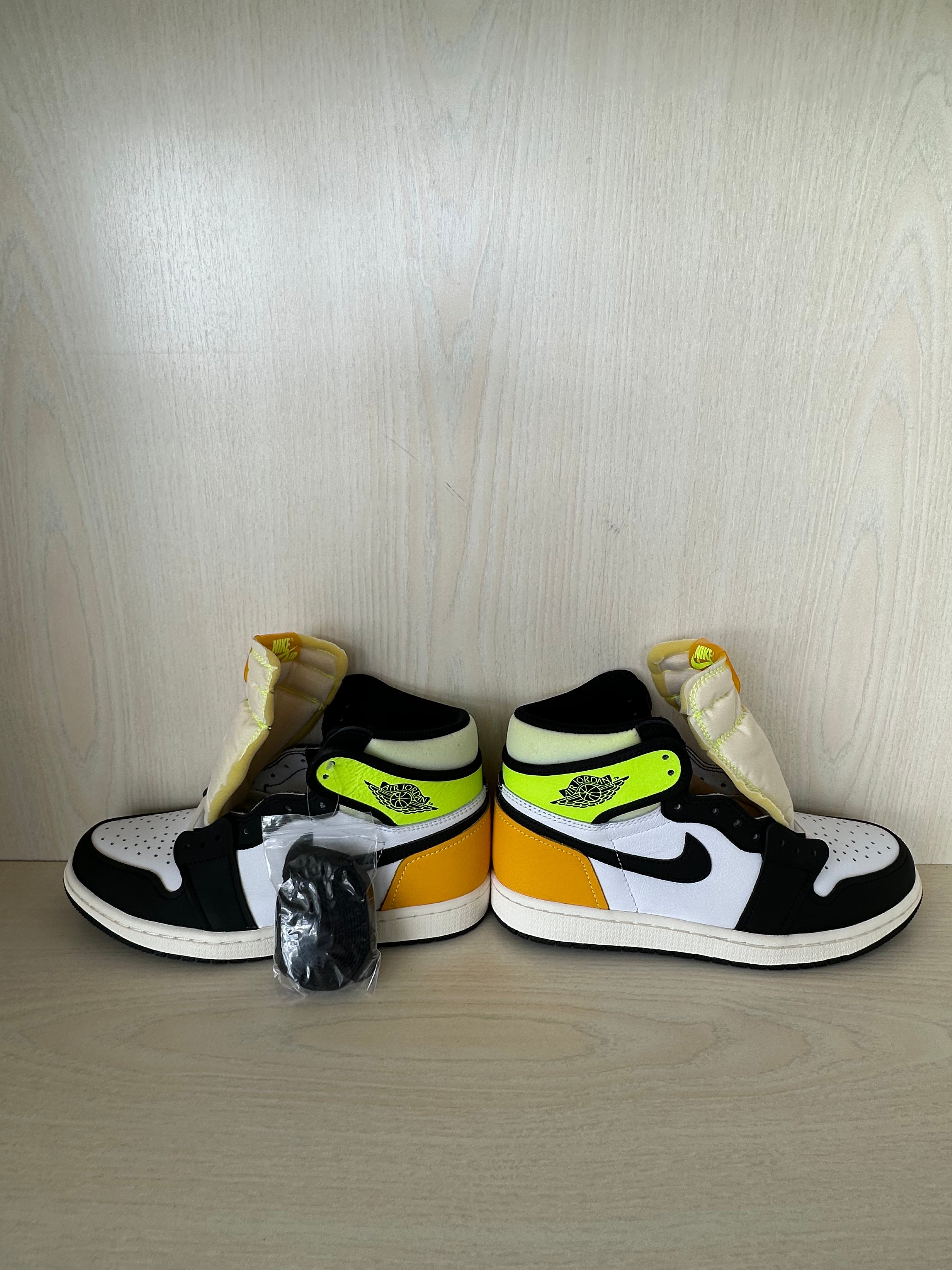 Nike Air Jordan 1 Retro High OG Volt Gold Neu 41 EU