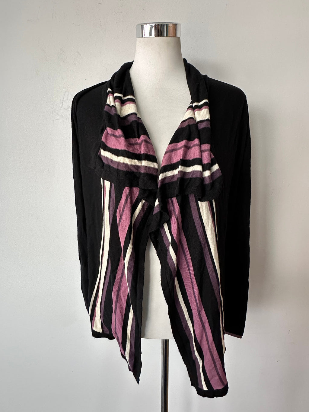 United Colors of Benetton Gestreifte Strickjacke, Schwarz mit Pink, M, Gut
