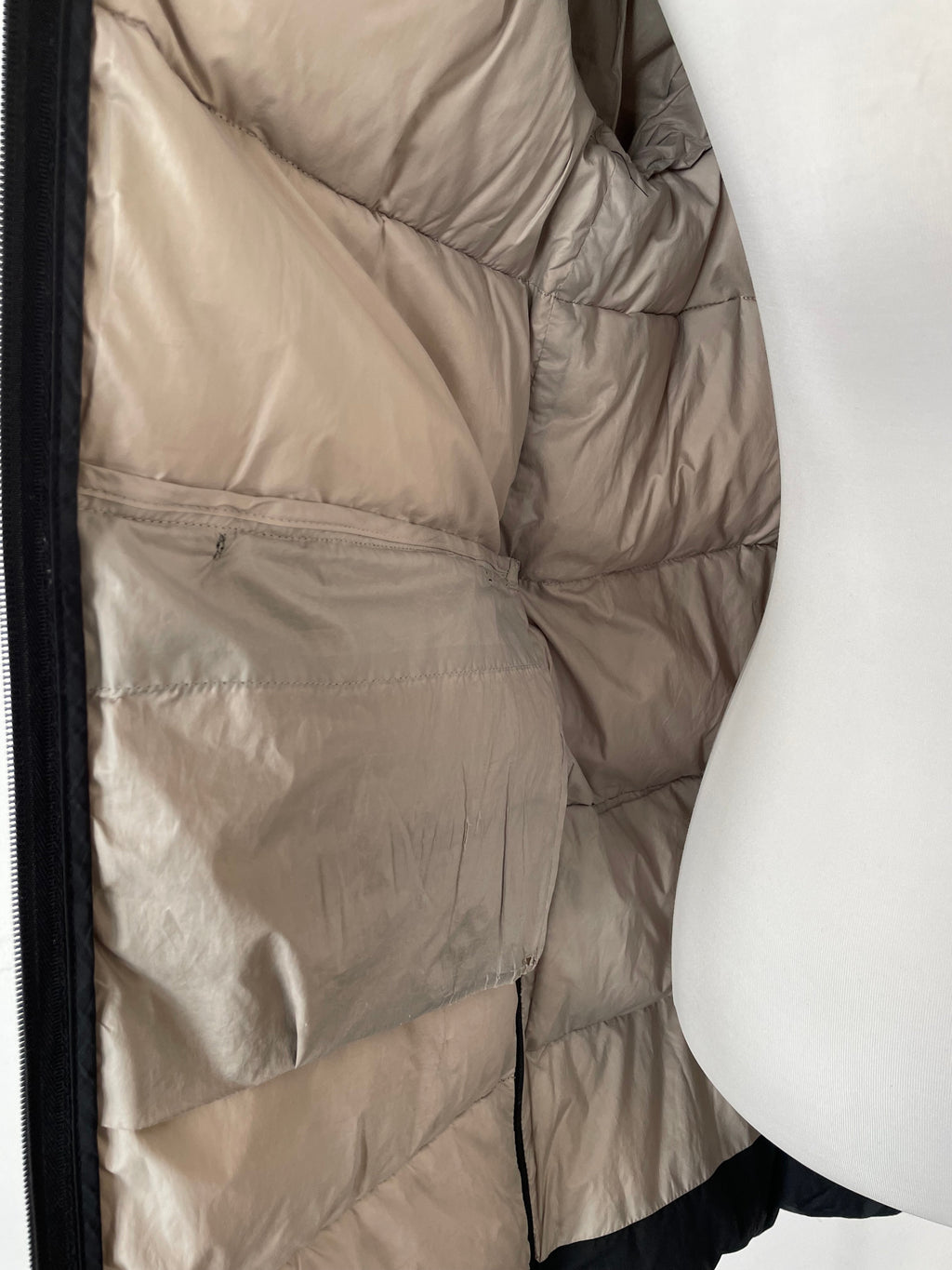 ECOALF Damen XS Schwarz Daunenmantel – 70% Daunen, Kapuze, guter Zustand