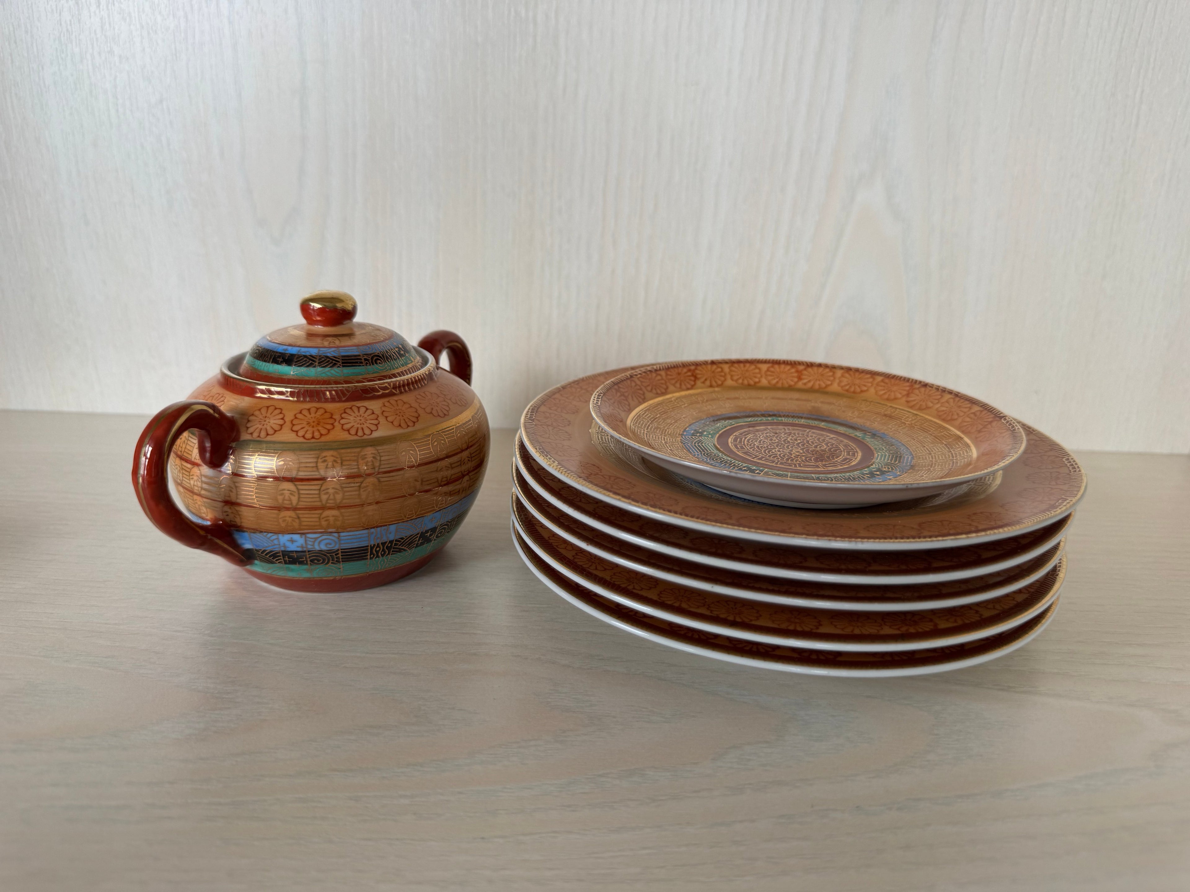Japanisches Porzellan Tee-Set Nippon Tokusei, Zuckerdose & 6 Teller, sehr gut