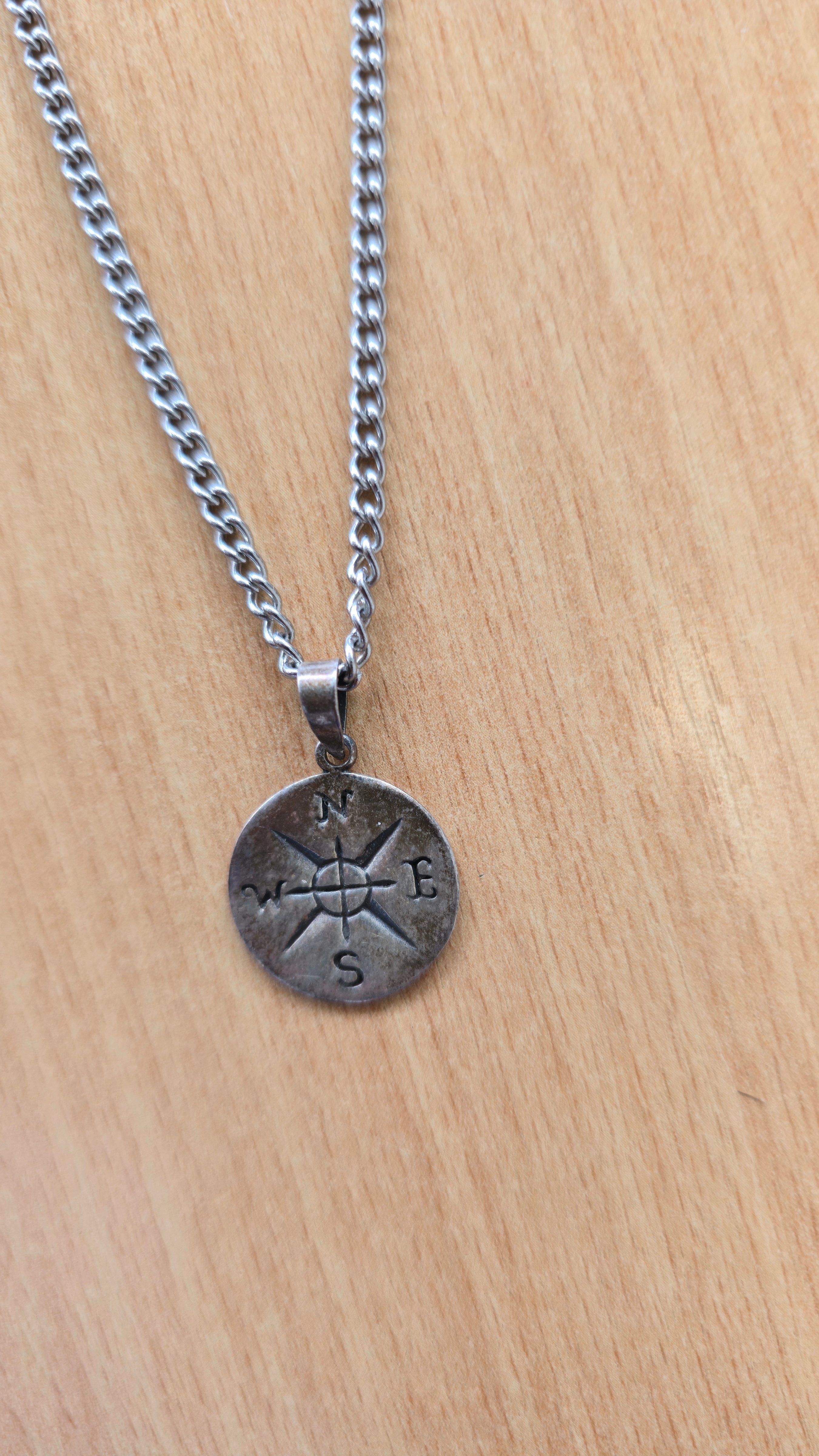 Urban Outfitters Compass Anhänger Halskette – silberfarben, sehr guter Zustand