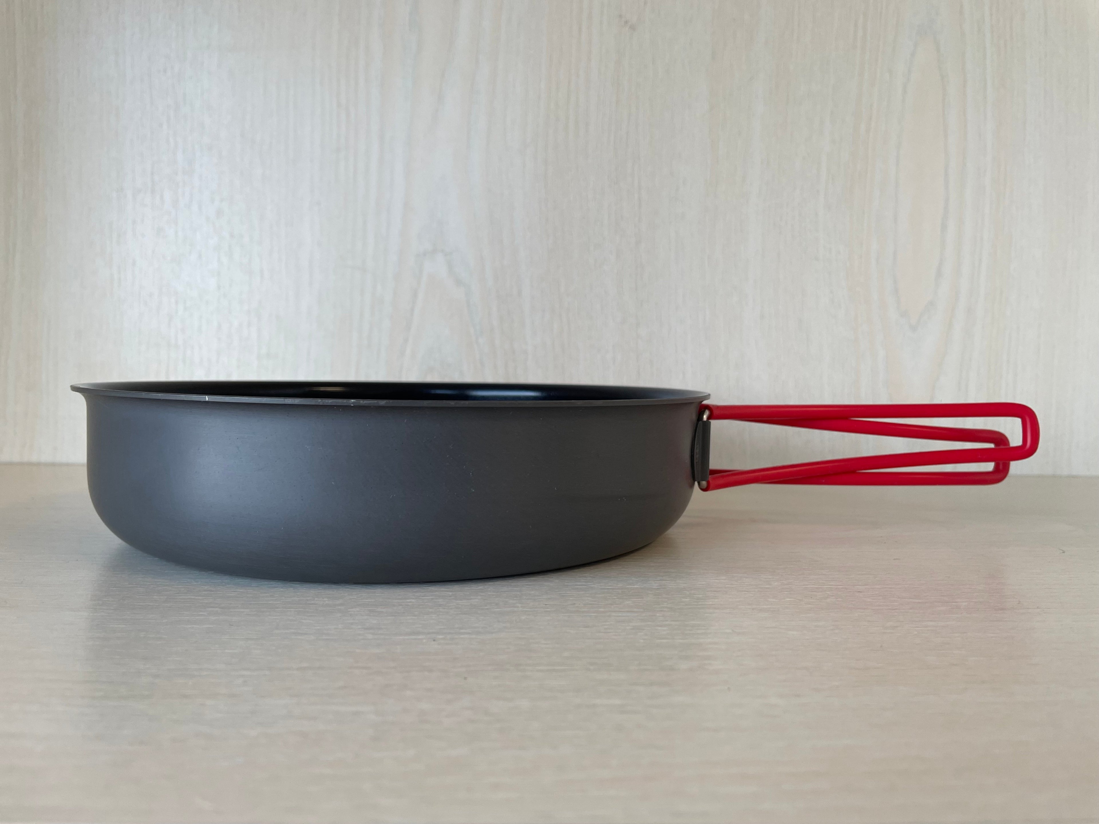 Primus Campfire Pfanne 21 cm – klappbare rote Griffe + Netzbeutel