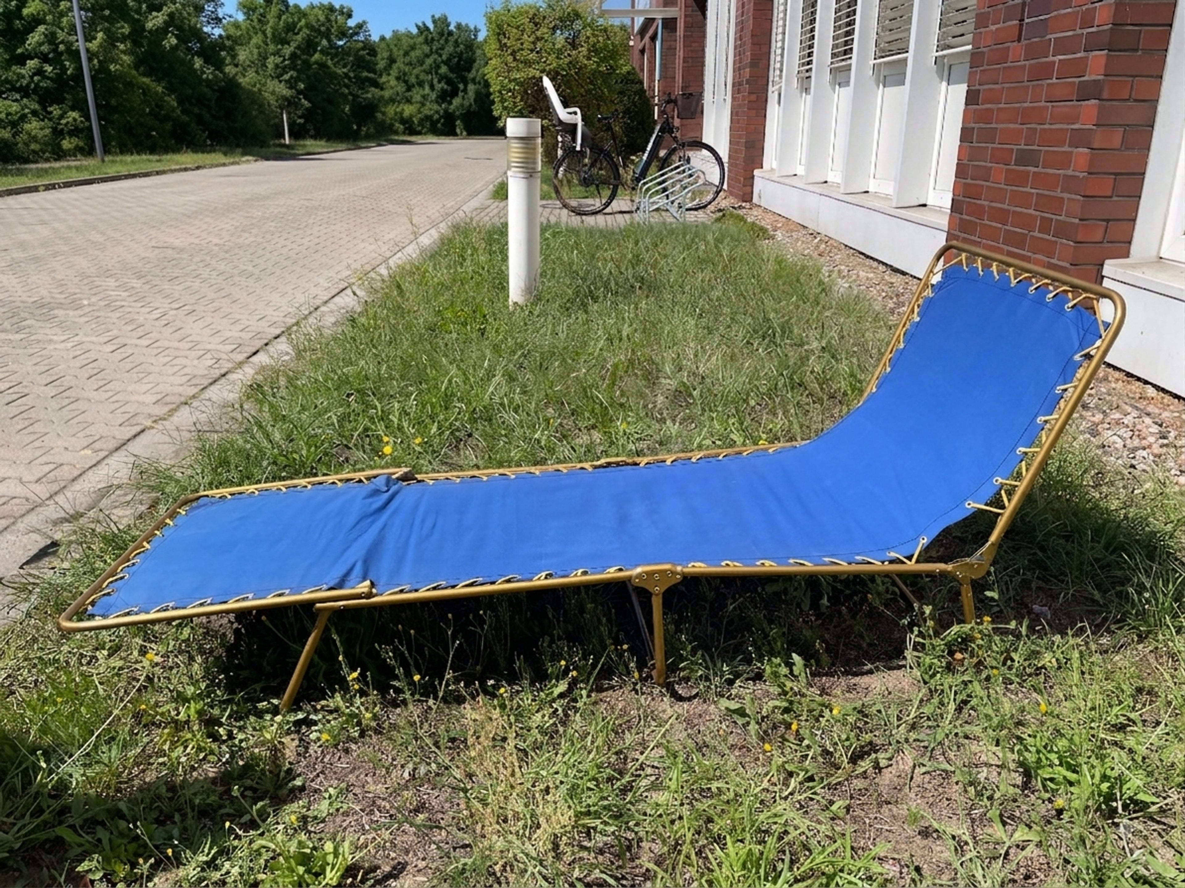 Vintage Lafuma Liegestuhl, Blau/Gold, Sehr Gut, 194x63 cm, 2 Stück verfügbar
