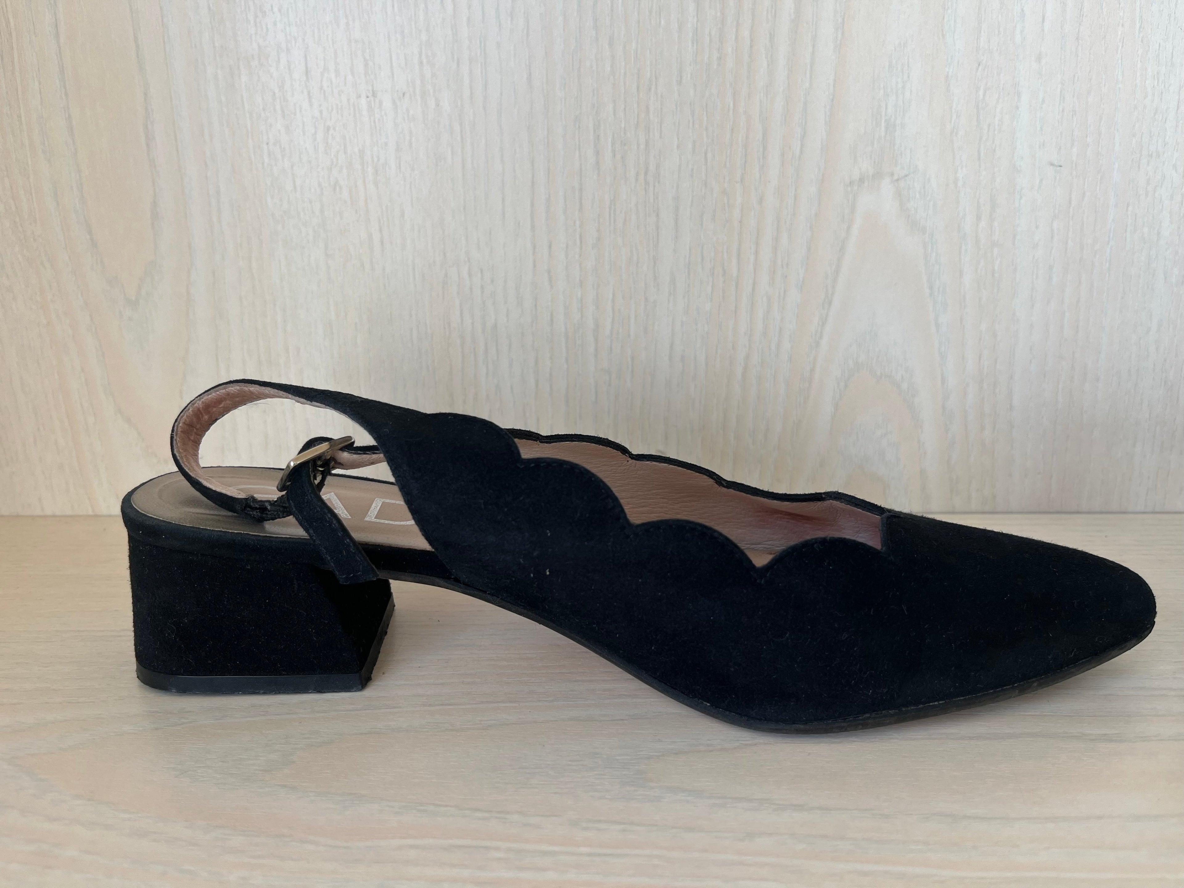 Gadea Black Suede Scalloped Slingback Heels EU 38 - Very Good Condition